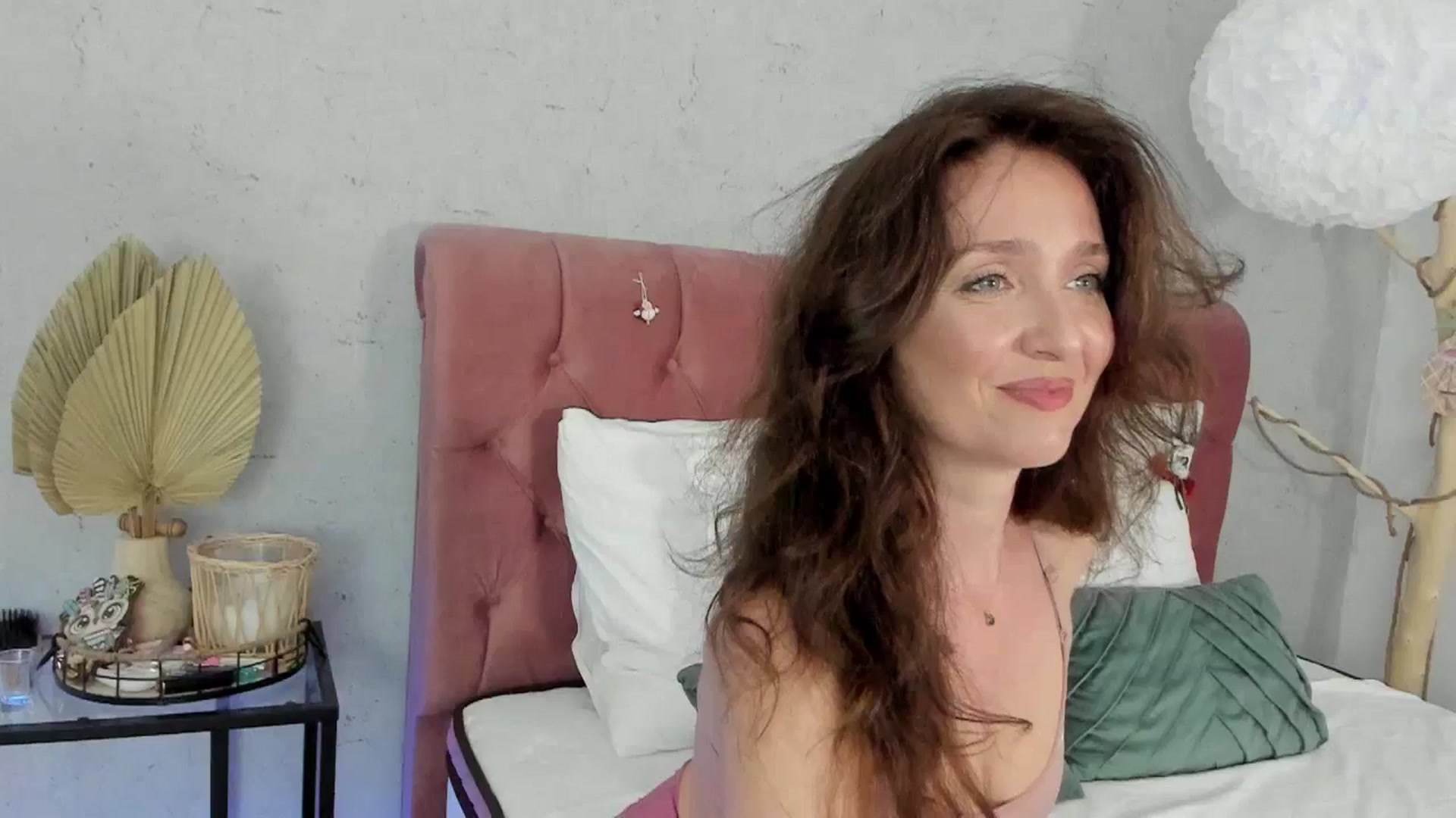Gallery image thumbnail from FoxyLarysa's myfreecams stream on, 06/07/2025, 20:22 image 3 of 20