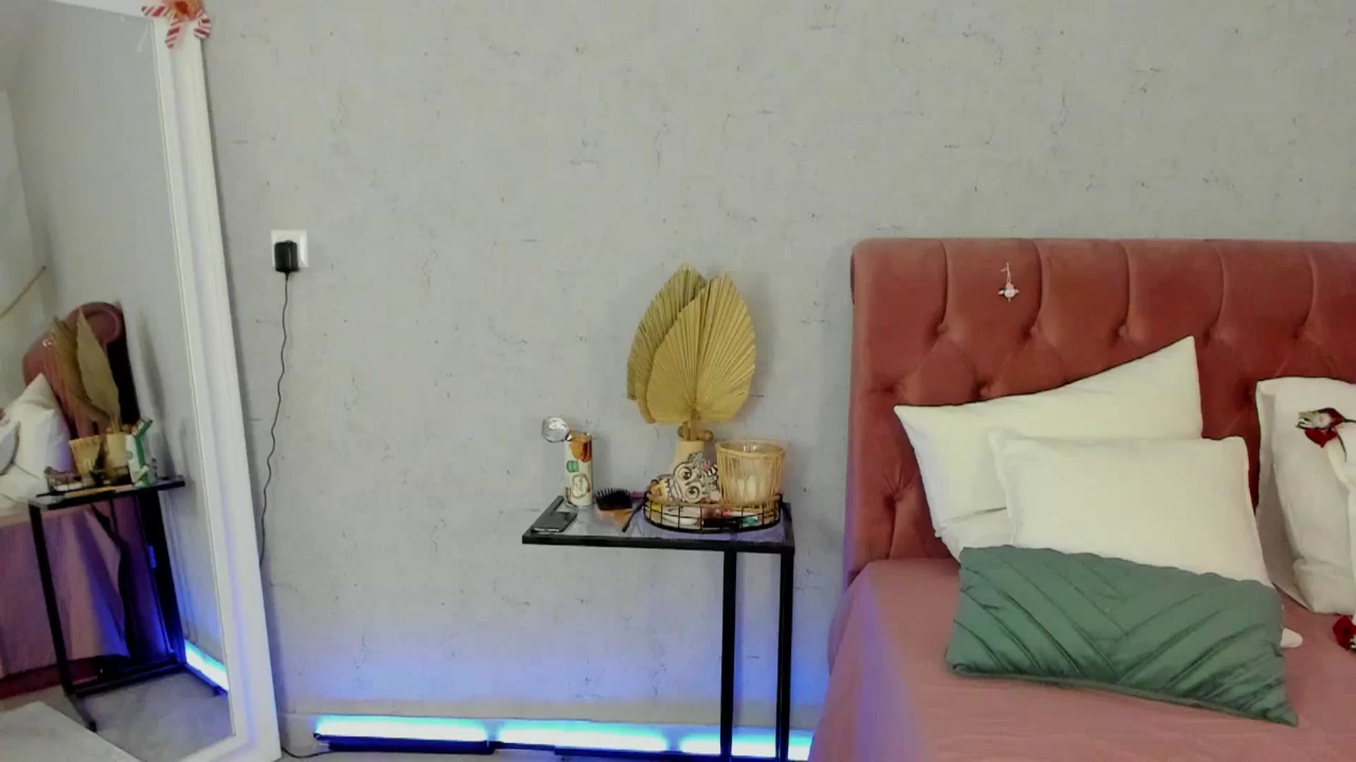 Gallery image thumbnail from FoxyLarysa's myfreecams stream on, 06/26/2025, 22:03 image 8 of 20