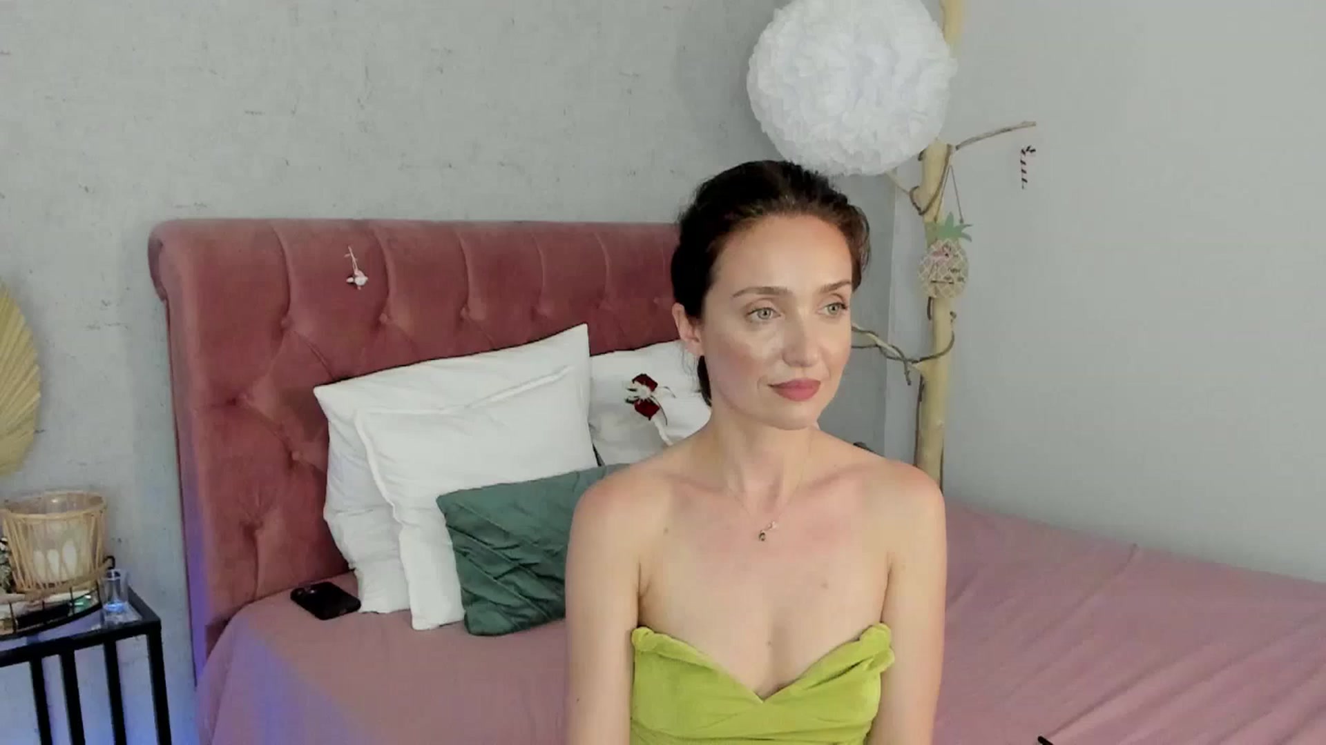Gallery image thumbnail from FoxyLarysa's myfreecams stream on, 06/30/2025, 24:40 image 1 of 20