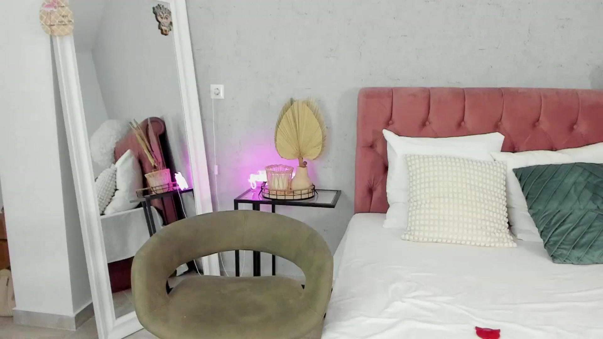 Gallery image thumbnail from FoxyLarysa's myfreecams stream on, 08/17/2025, 05:18 image 13 of 20