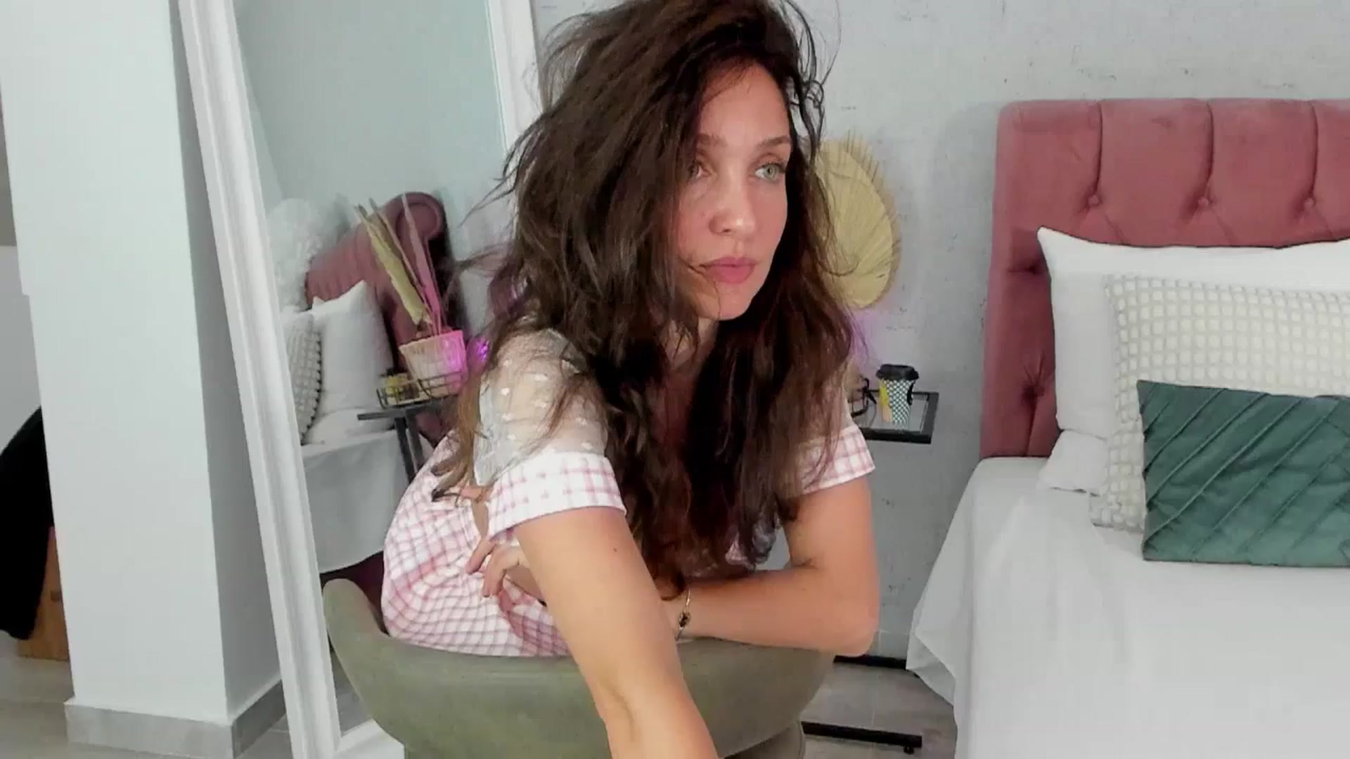 Gallery image thumbnail from FoxyLarysa's myfreecams stream on, 08/19/2025, 08:30 image 19 of 20