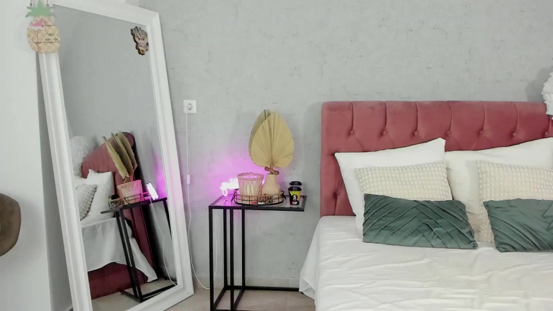 Gallery image thumbnail from FoxyLarysa's myfreecams stream on, 08/23/2025, 05:04 image 15 of 20