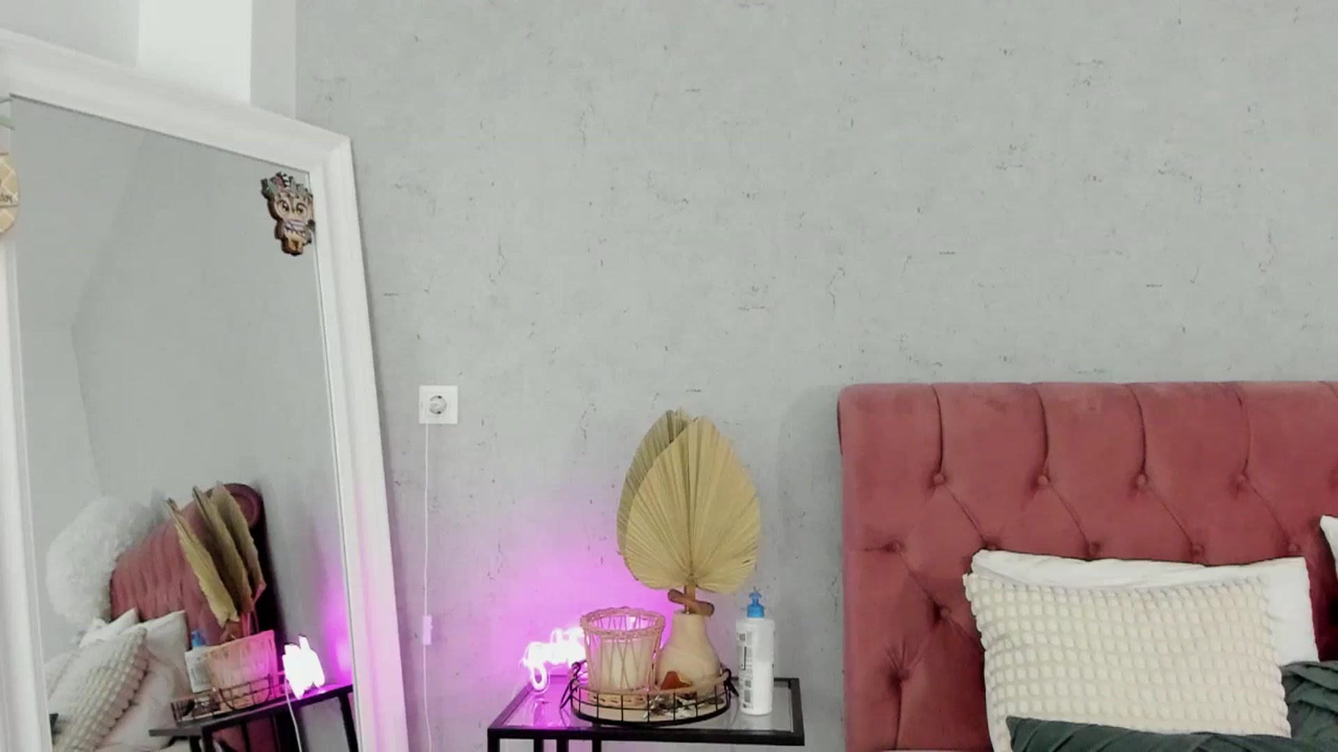 Gallery image thumbnail from FoxyLarysa's myfreecams stream on, 08/31/2025, 21:05 image 5 of 20