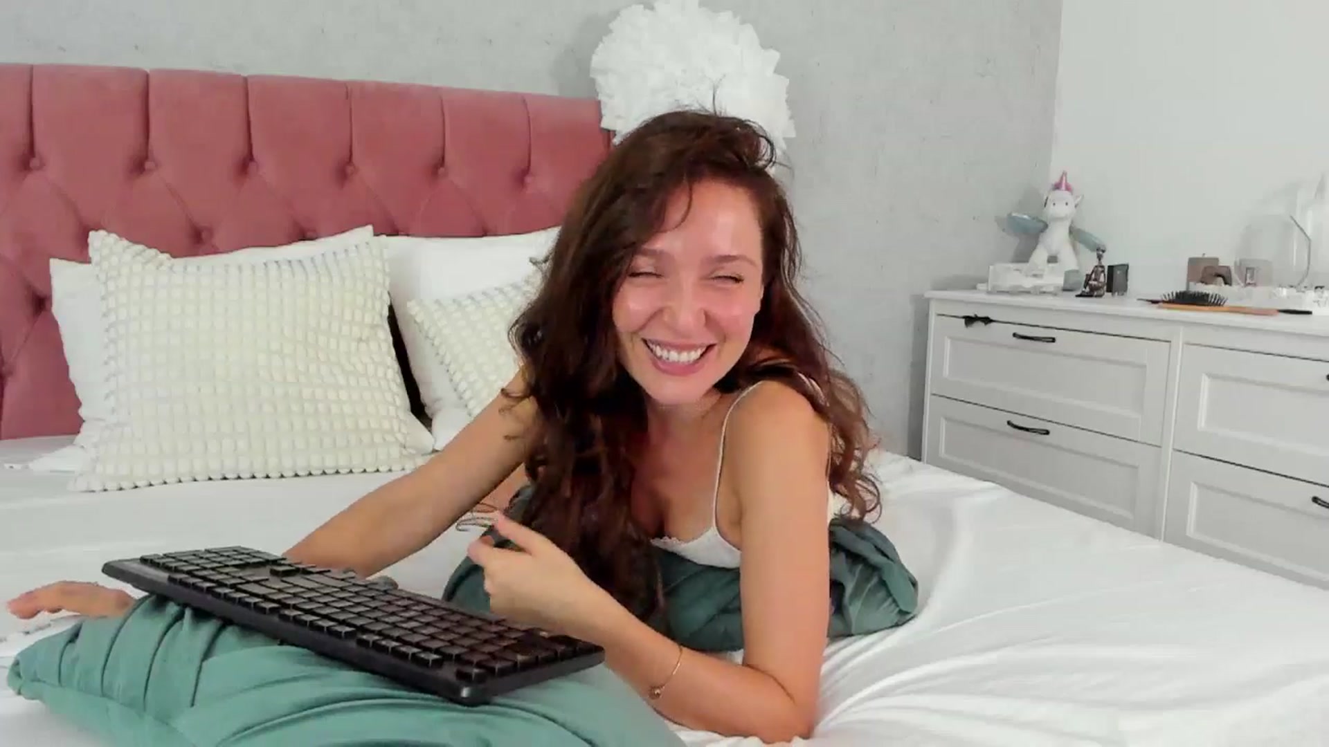 Gallery image thumbnail from FoxyLarysa's myfreecams stream on, 09/14/2025, 01:01 image 16 of 20