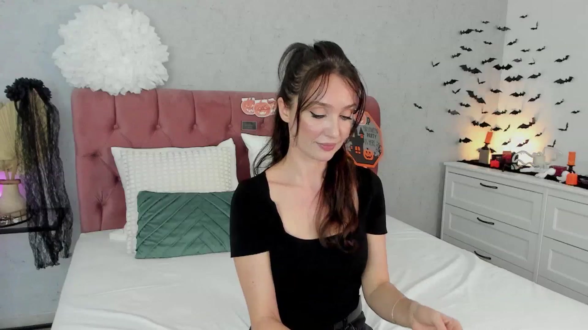 Gallery image thumbnail from FoxyLarysa's myfreecams stream on, 10/30/2025, 21:27 image 8 of 20