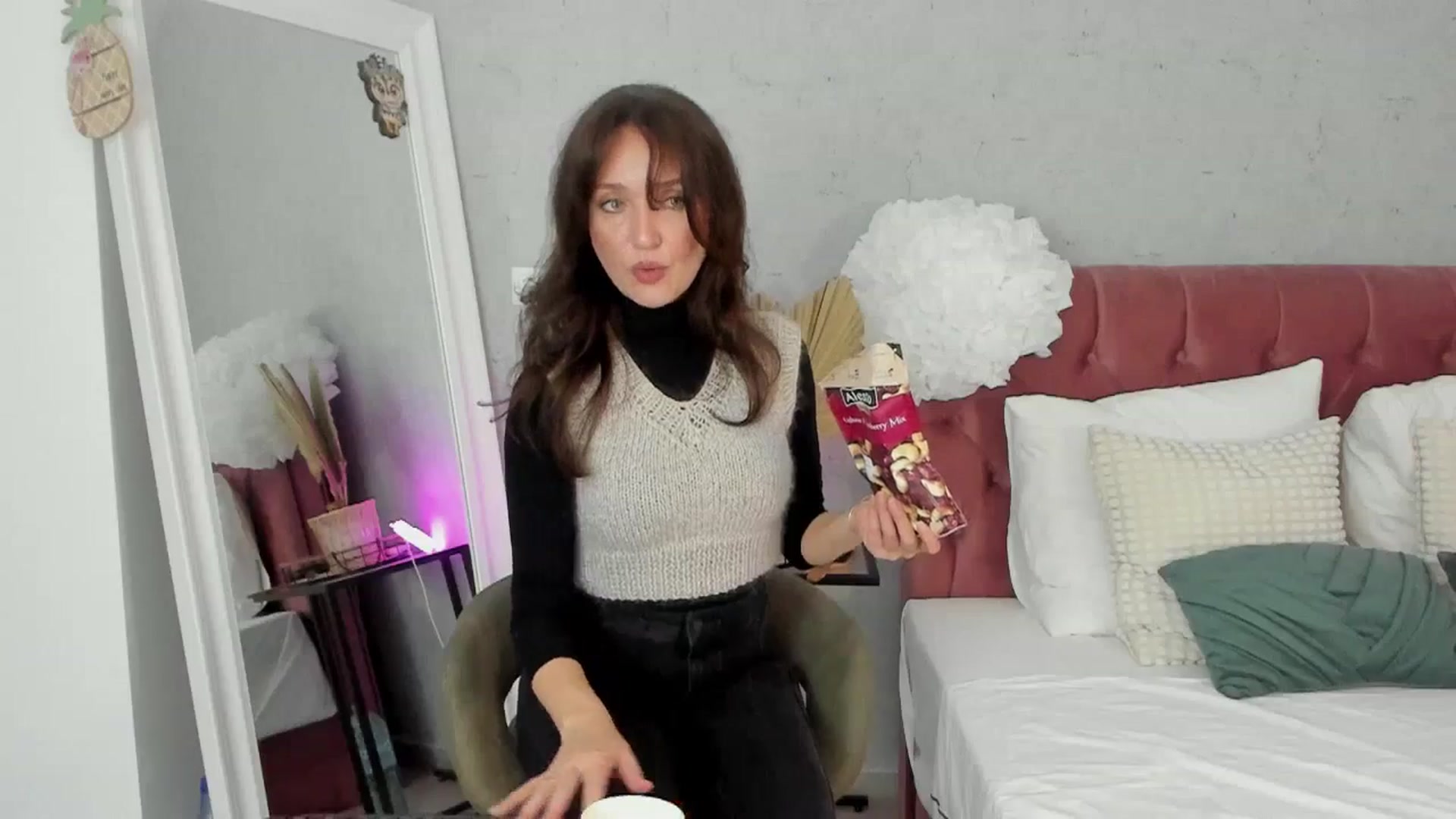 Gallery image thumbnail from FoxyLarysa's myfreecams stream on, 11/20/2025, 05:00 image 4 of 20
