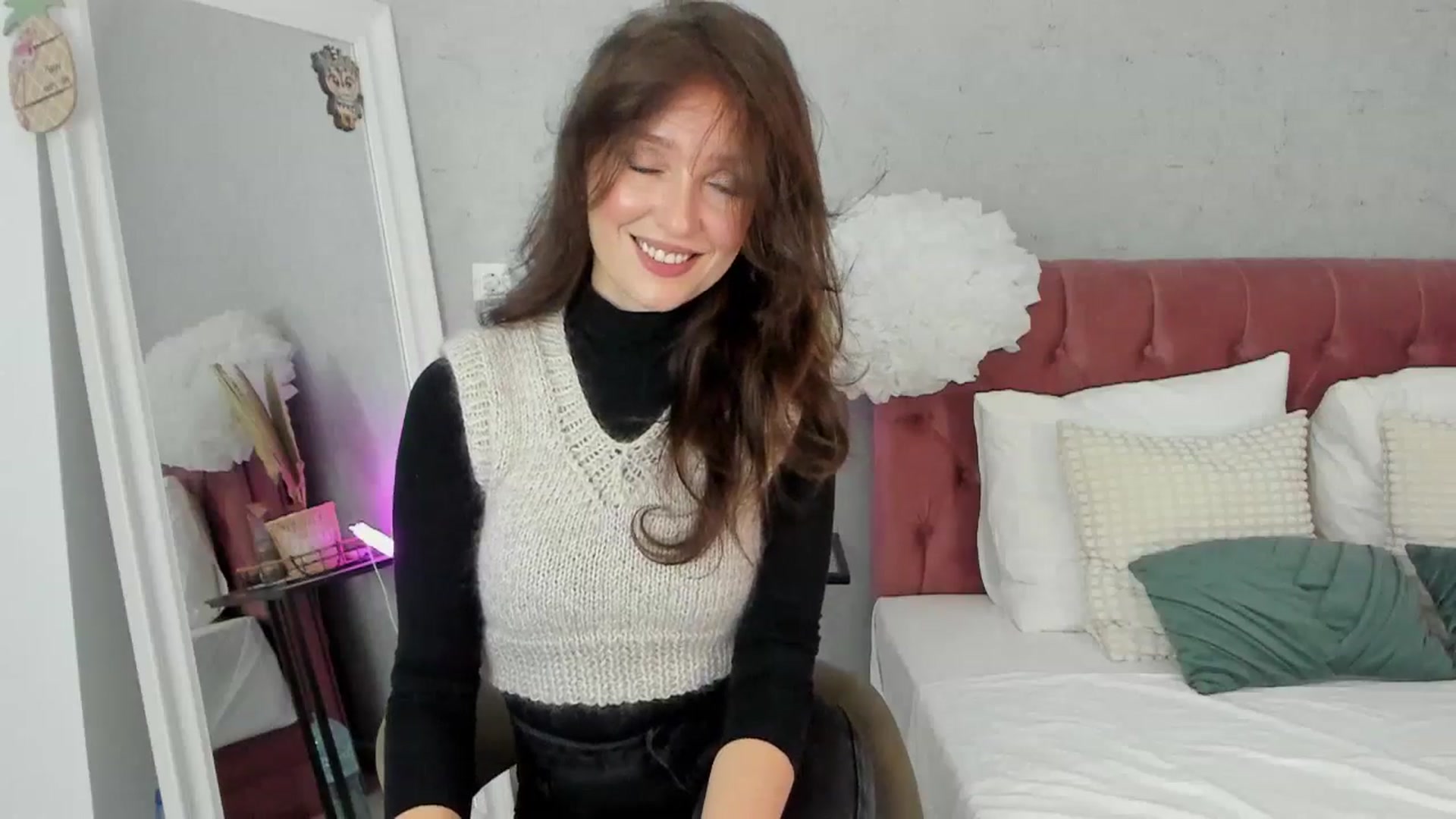 Gallery image thumbnail from FoxyLarysa's myfreecams stream on, 11/20/2025, 06:03 image 15 of 20