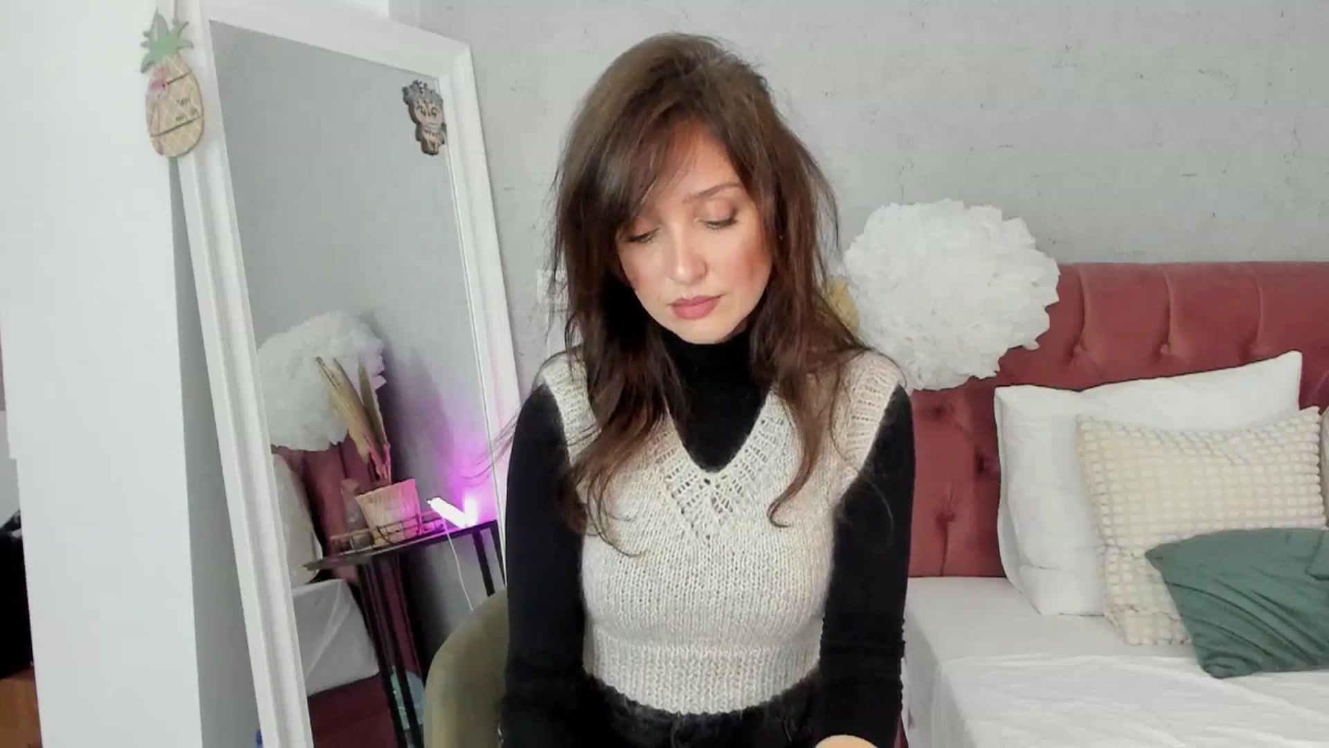 Gallery image thumbnail from FoxyLarysa's myfreecams stream on, 11/20/2025, 06:03 image 7 of 20