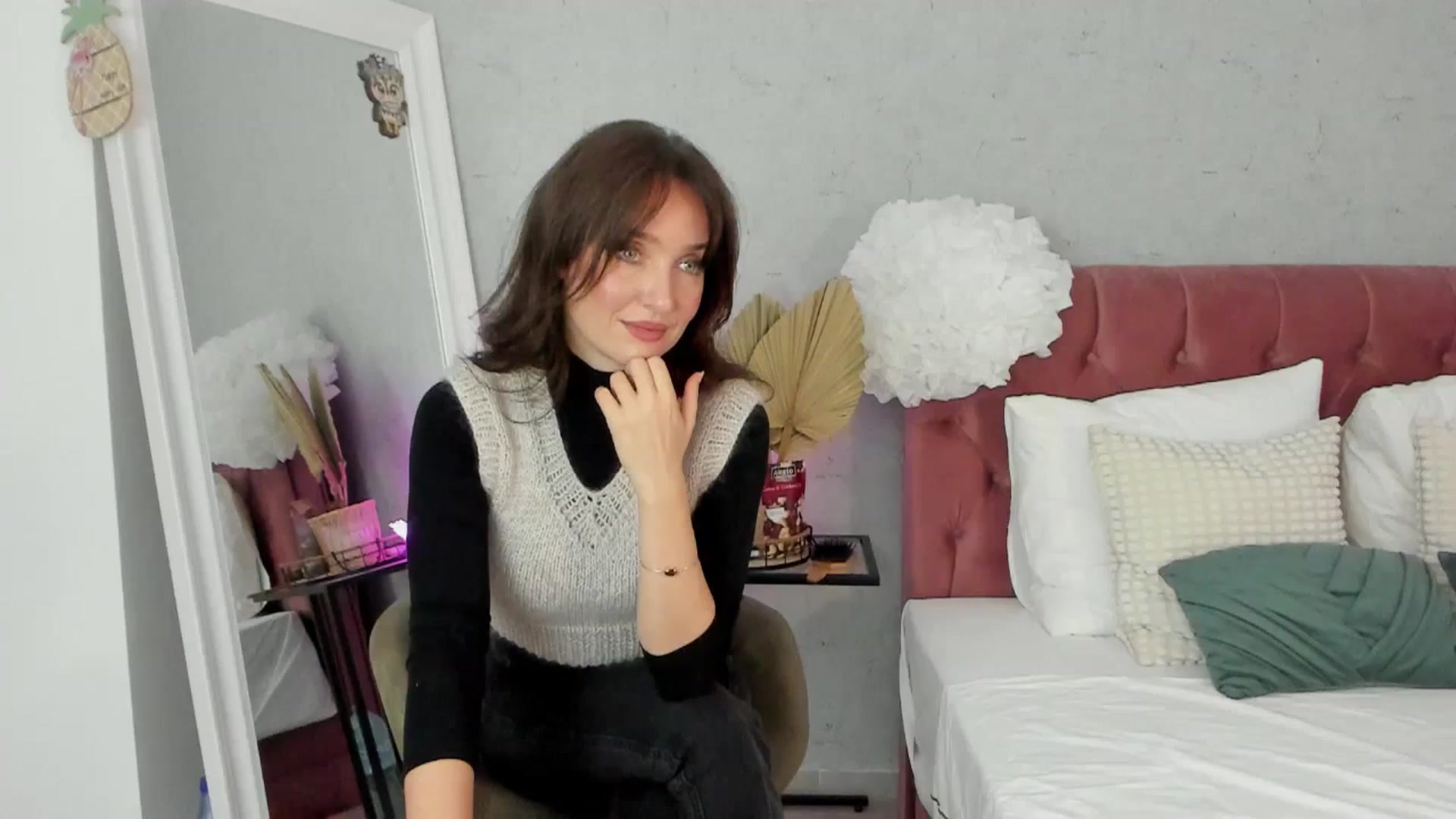 Gallery image thumbnail from FoxyLarysa's myfreecams stream on, 11/20/2025, 06:03 image 5 of 20