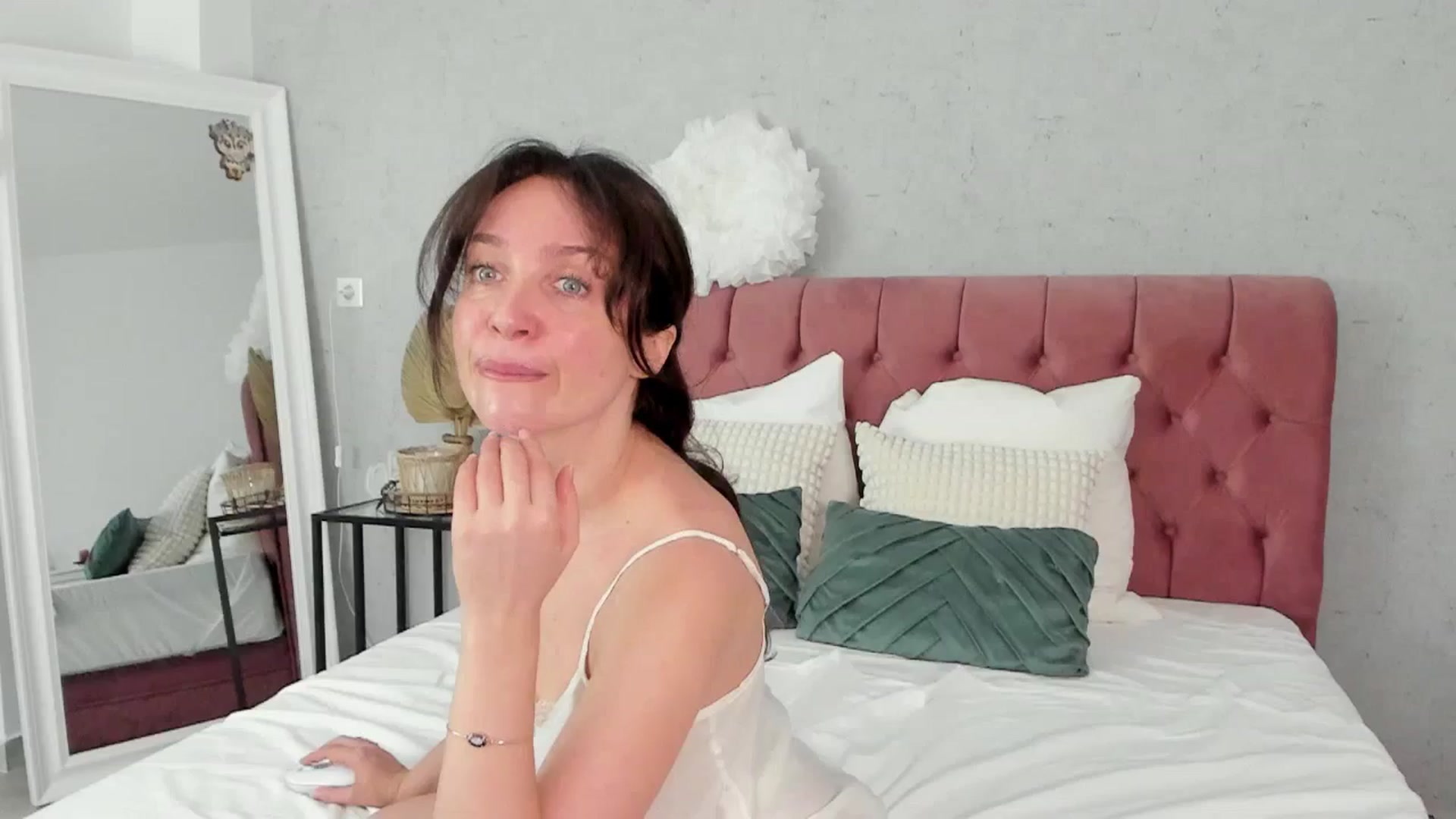 Gallery image thumbnail from FoxyLarysa's myfreecams stream on, 01/09/2026, 09:41 image 1 of 20