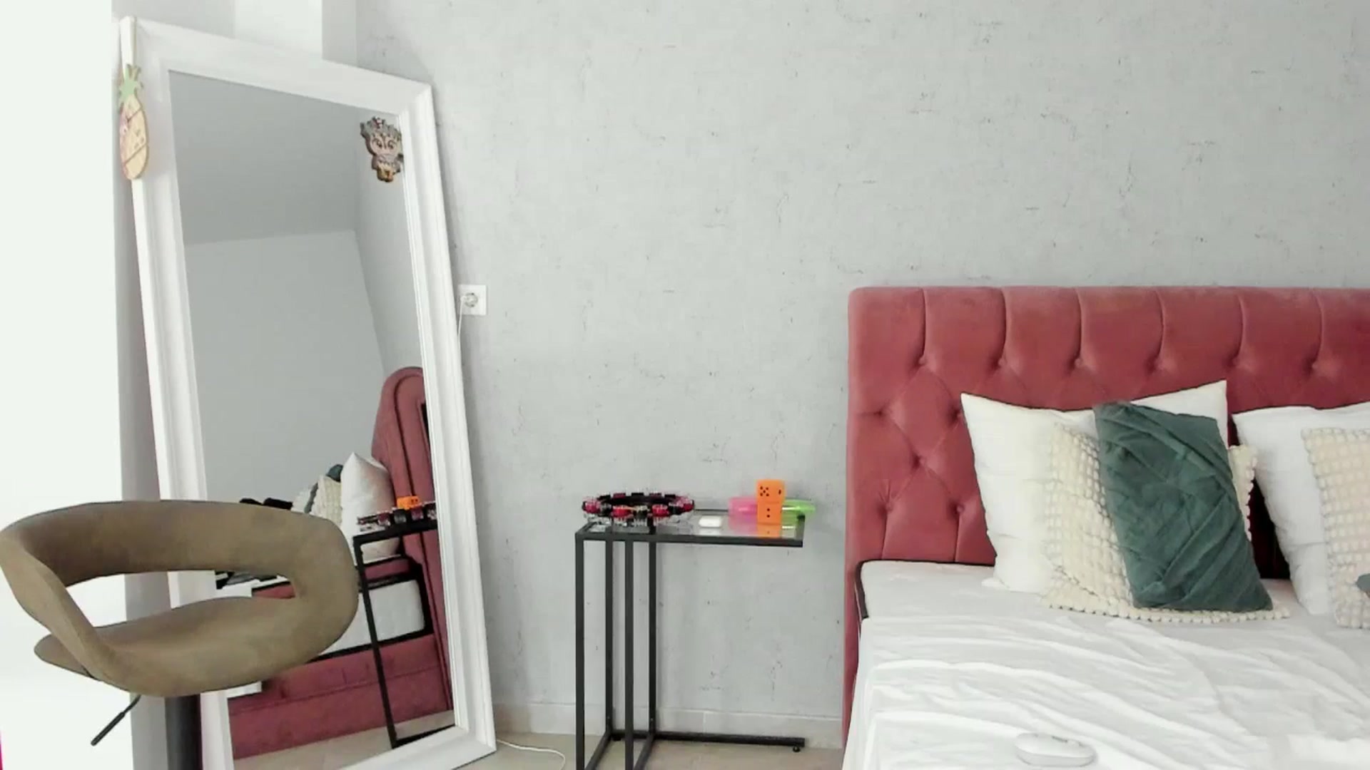 Gallery image thumbnail from FoxyLarysa's myfreecams stream on, 03/26/2026, 12:45 image 17 of 20