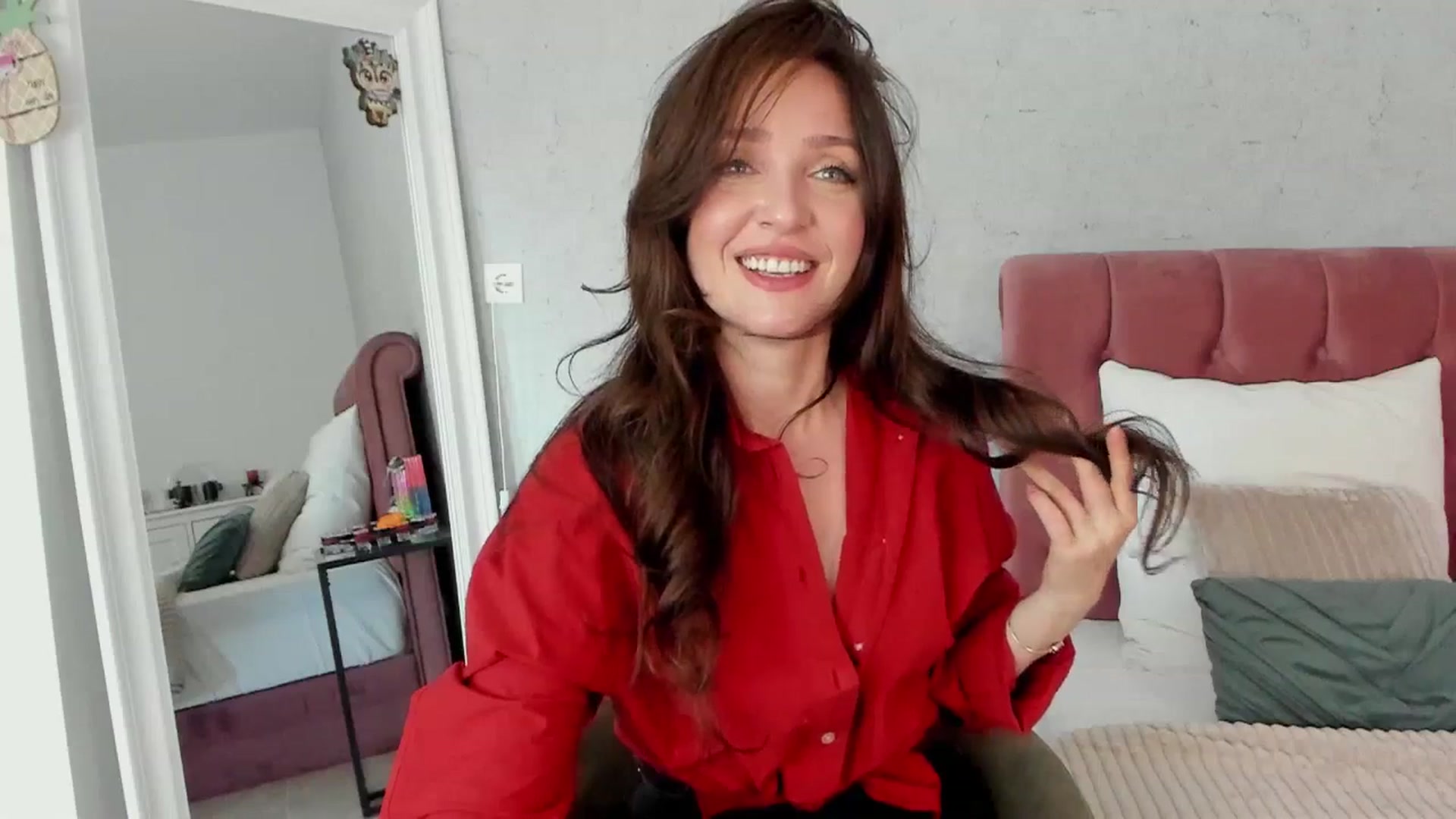 Gallery image thumbnail from FoxyLarysa's myfreecams stream on, 05/04/2026, 09:33 image 8 of 20