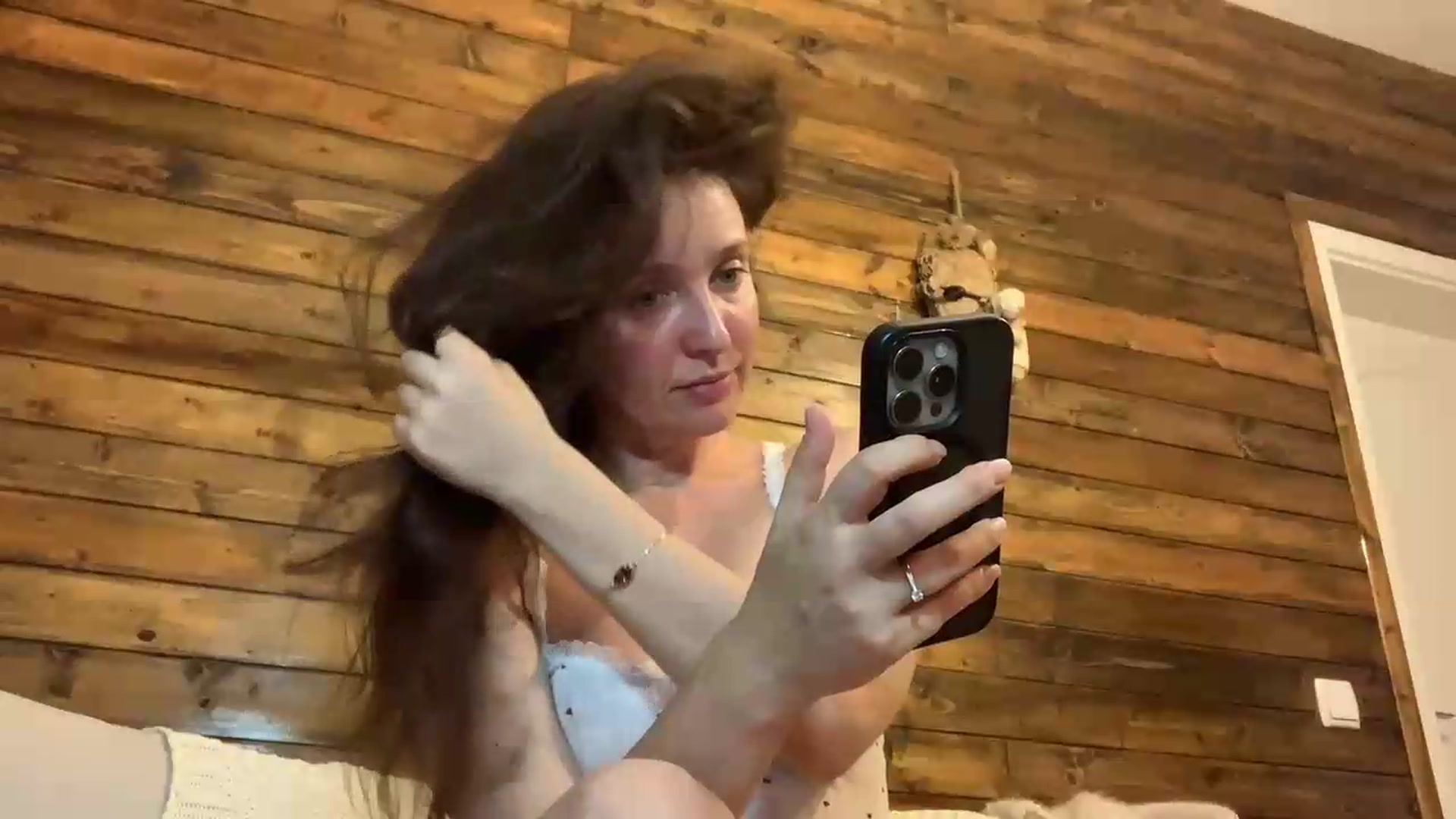 Gallery image thumbnail from FoxyLarysa's myfreecams stream on, 08/06/2026, 20:27 image 3 of 20