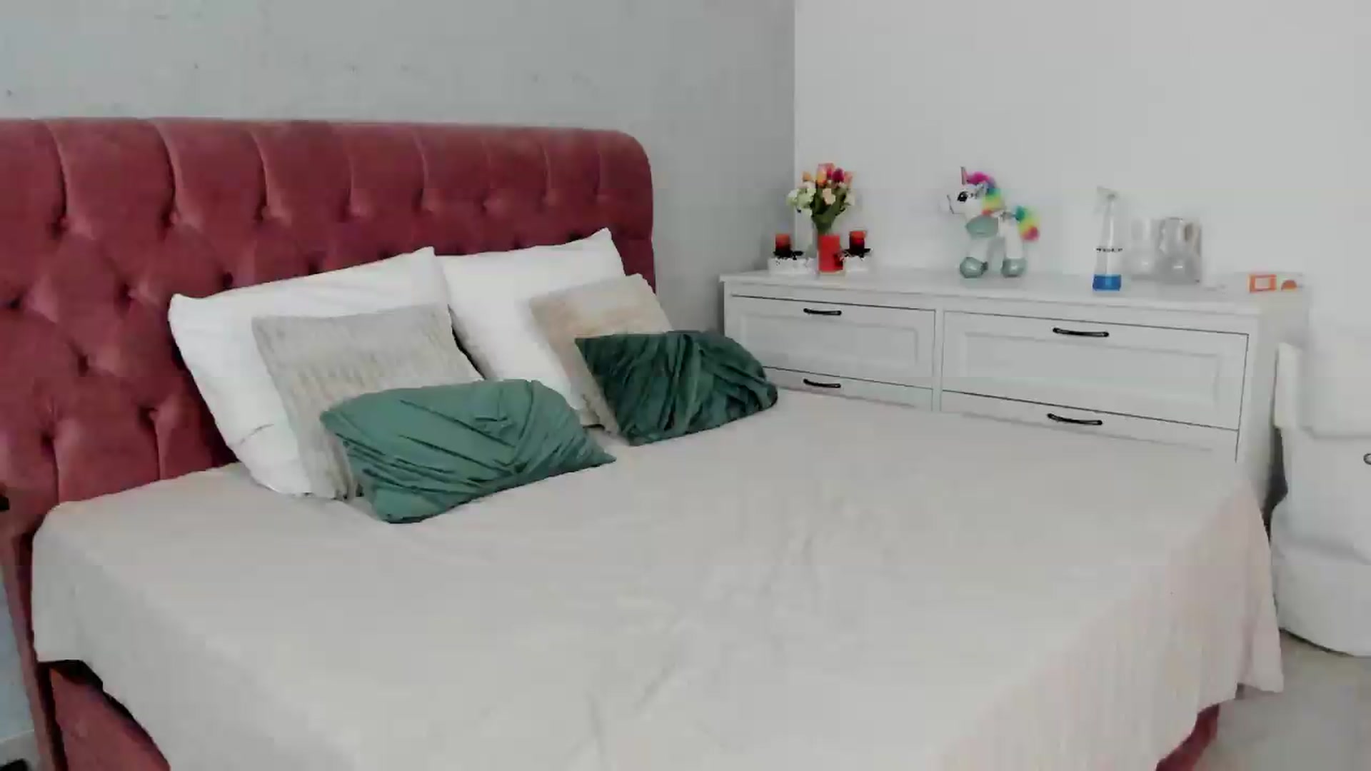Gallery image thumbnail from FoxyLarysa's myfreecams stream on, 08/11/2026, 21:42 image 5 of 20