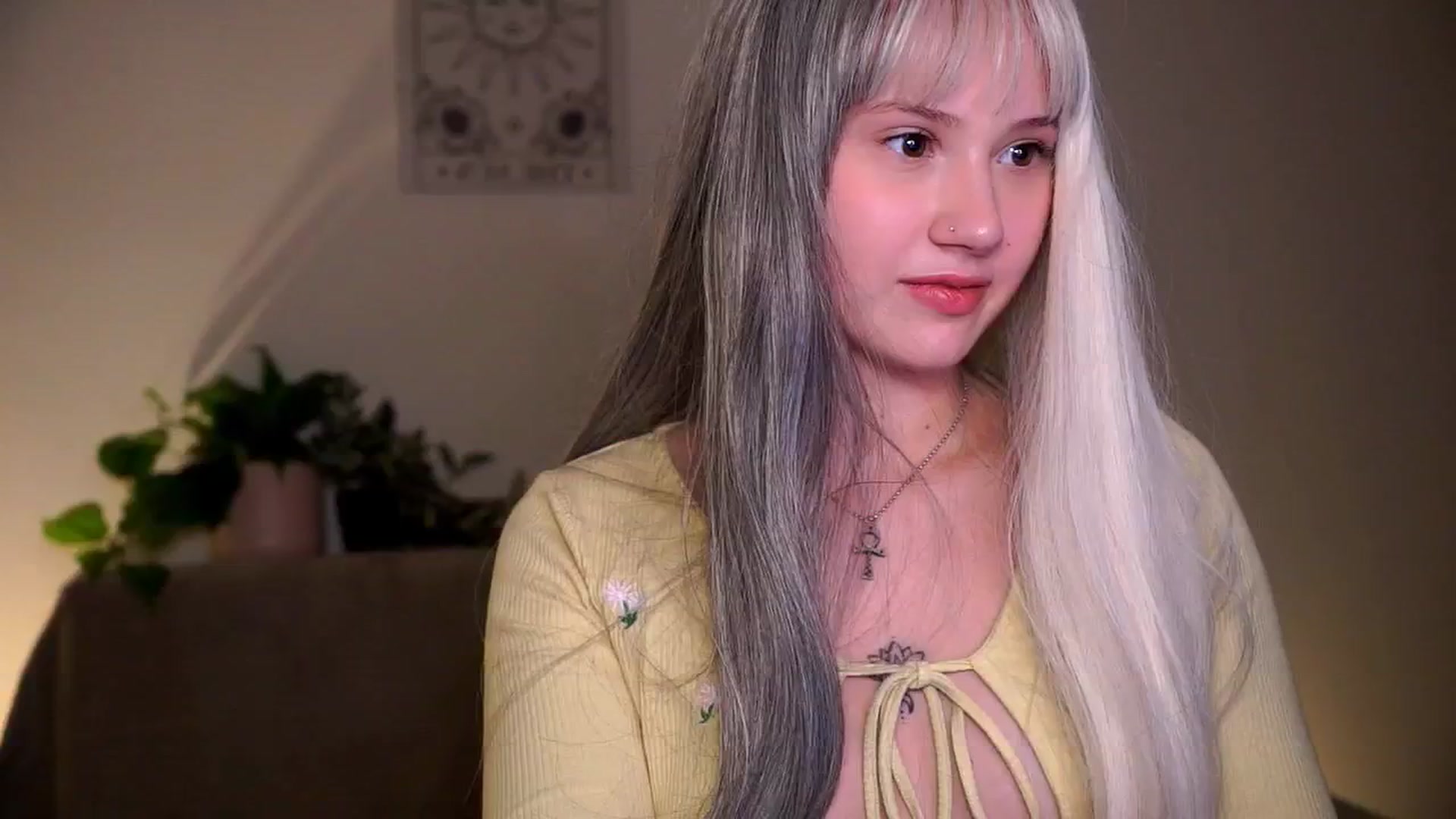 Gallery image thumbnail from FoxyLovesYouu's myfreecams stream on, 04/05/2026, 20:16 image 2 of 20