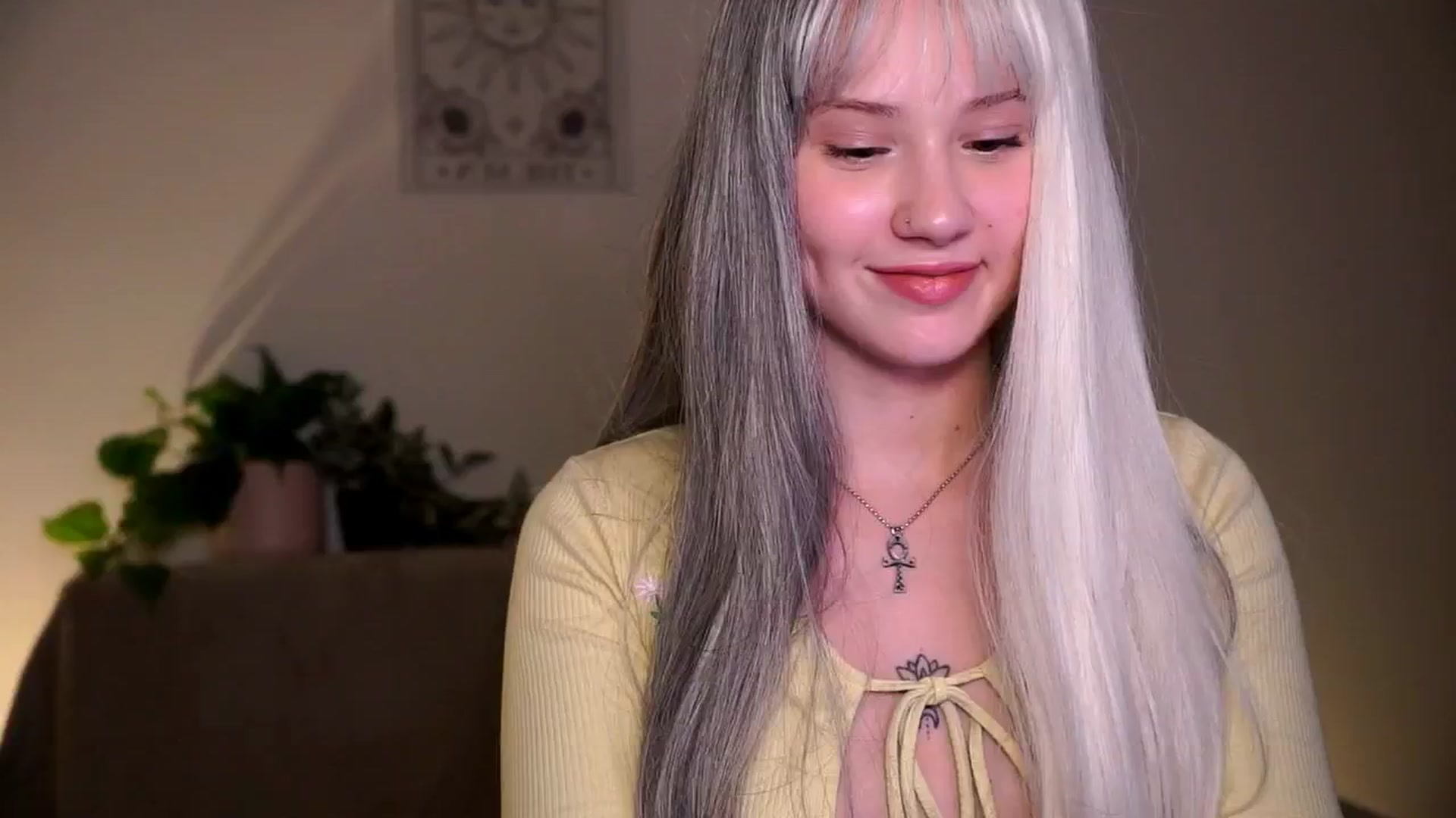 Gallery image thumbnail from FoxyLovesYouu's myfreecams stream on, 04/05/2026, 20:16 image 5 of 20