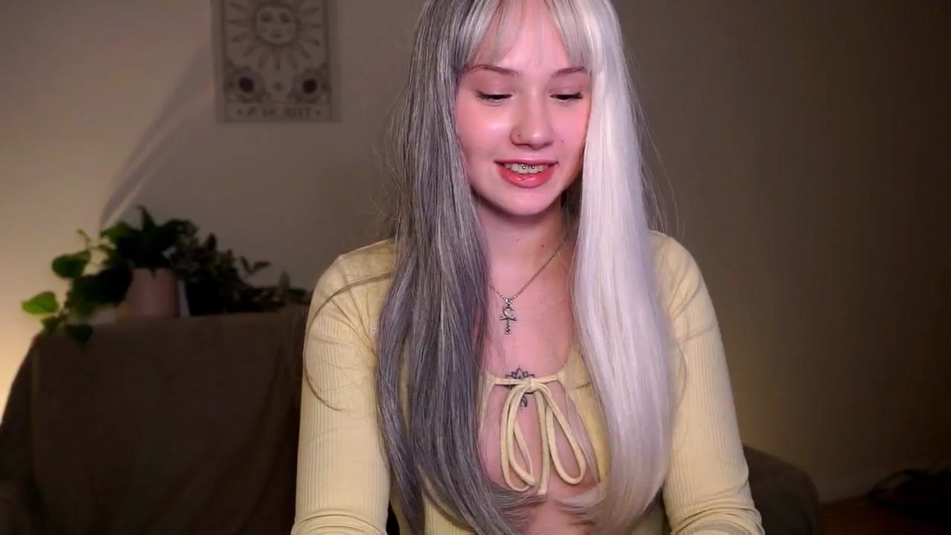Gallery image thumbnail from FoxyLovesYouu's myfreecams stream on, 04/05/2026, 20:16 image 12 of 20