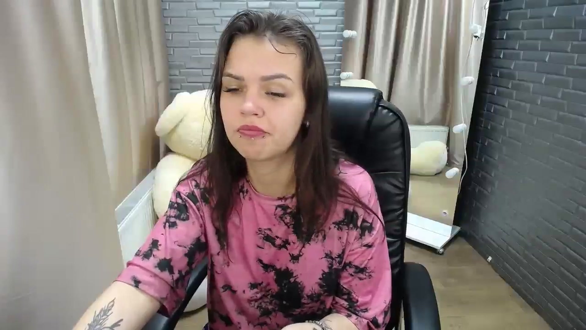 Gallery image thumbnail from FrancyRossi's myfreecams stream on, 05/19/2024, 09:02 image 19 of 20