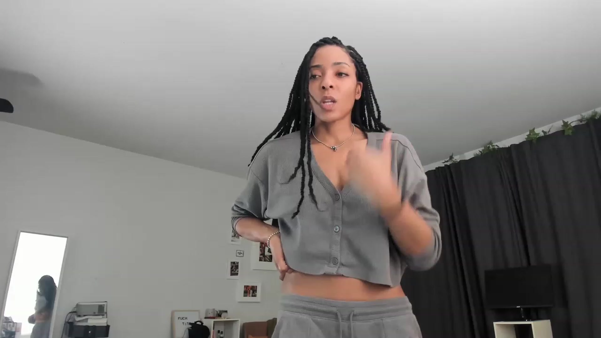Gallery image thumbnail from Frankiiy_'s myfreecams stream on, 02/12/2023, 10:32 image 19 of 20