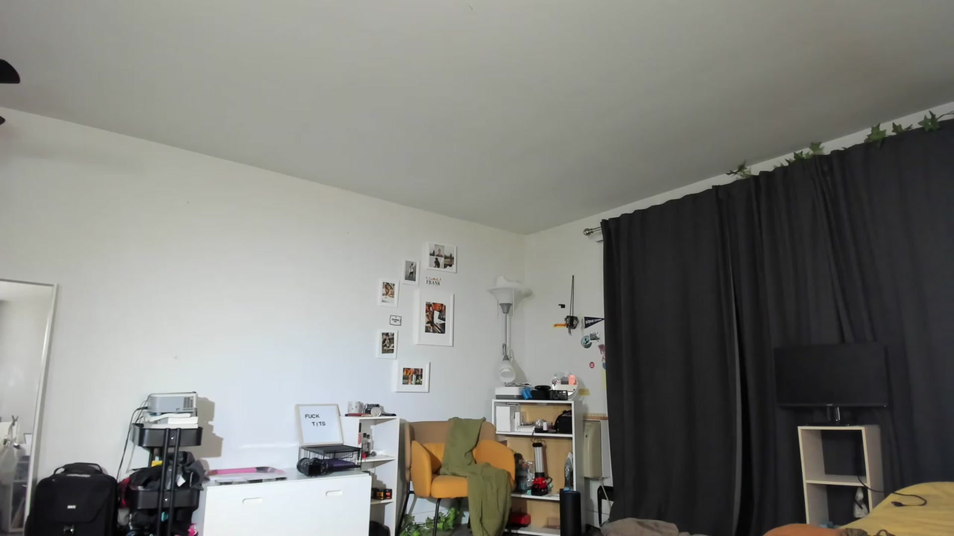 Gallery image thumbnail from Frankiiy_'s myfreecams stream on, 02/23/2023, 09:05 image 6 of 20