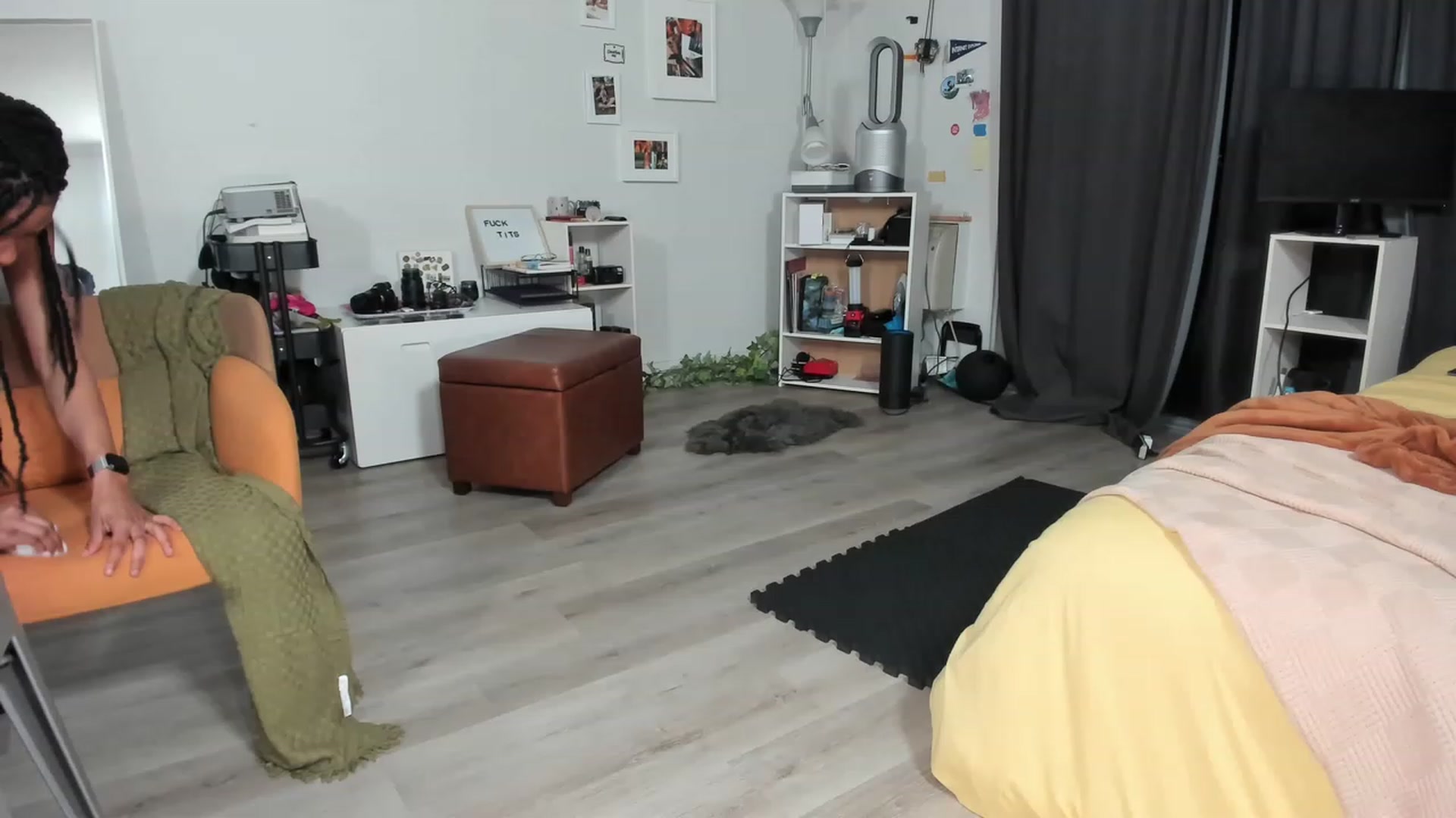 Gallery image thumbnail from Frankiiy_'s myfreecams stream on, 03/02/2023, 06:21 image 9 of 20