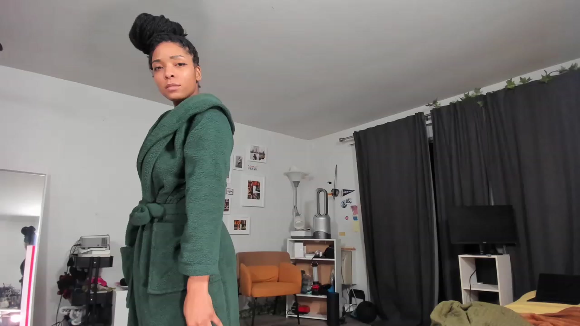Gallery image thumbnail from Frankiiy_'s myfreecams stream on, 03/02/2023, 07:23 image 17 of 20
