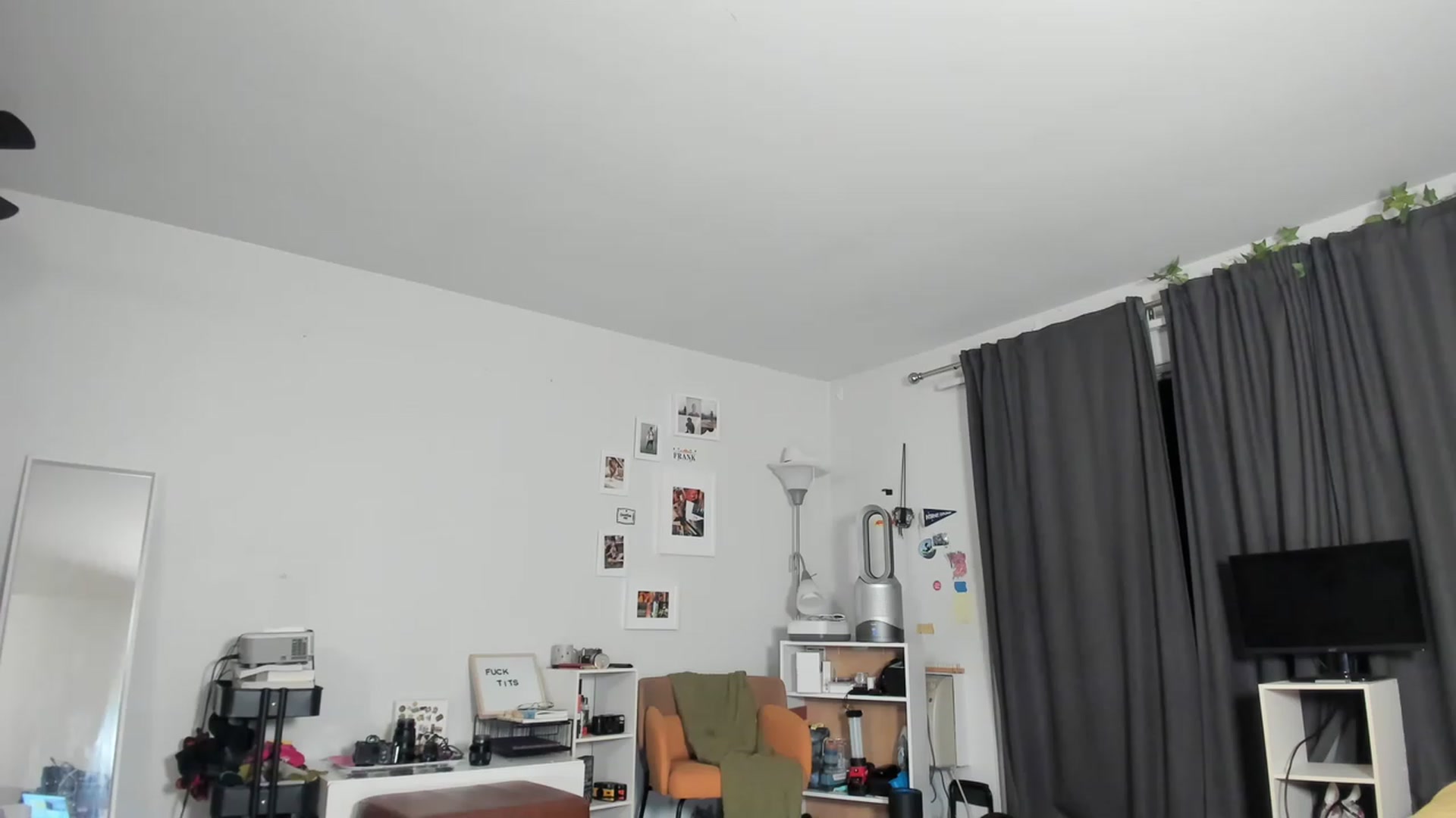 Gallery image thumbnail from Frankiiy_'s myfreecams stream on, 03/03/2023, 07:59 image 17 of 20