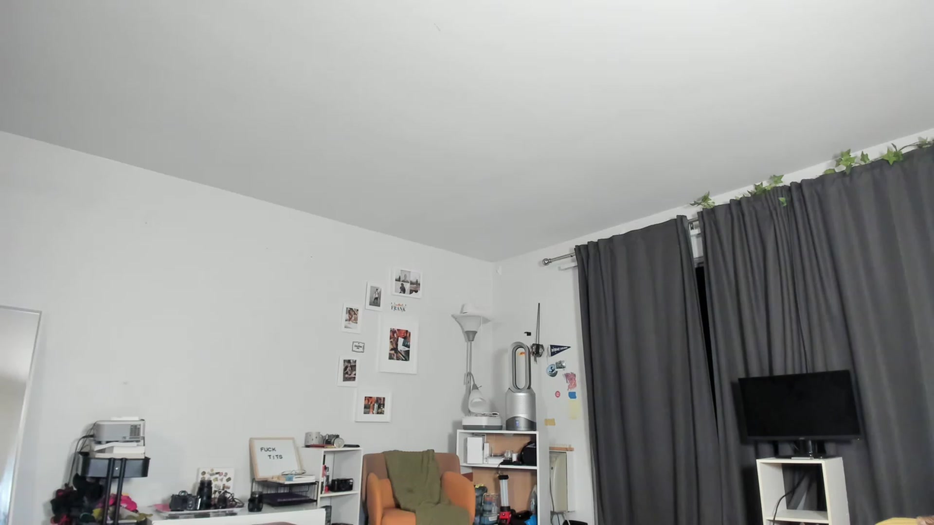 Gallery image thumbnail from Frankiiy_'s myfreecams stream on, 03/03/2023, 07:59 image 8 of 20