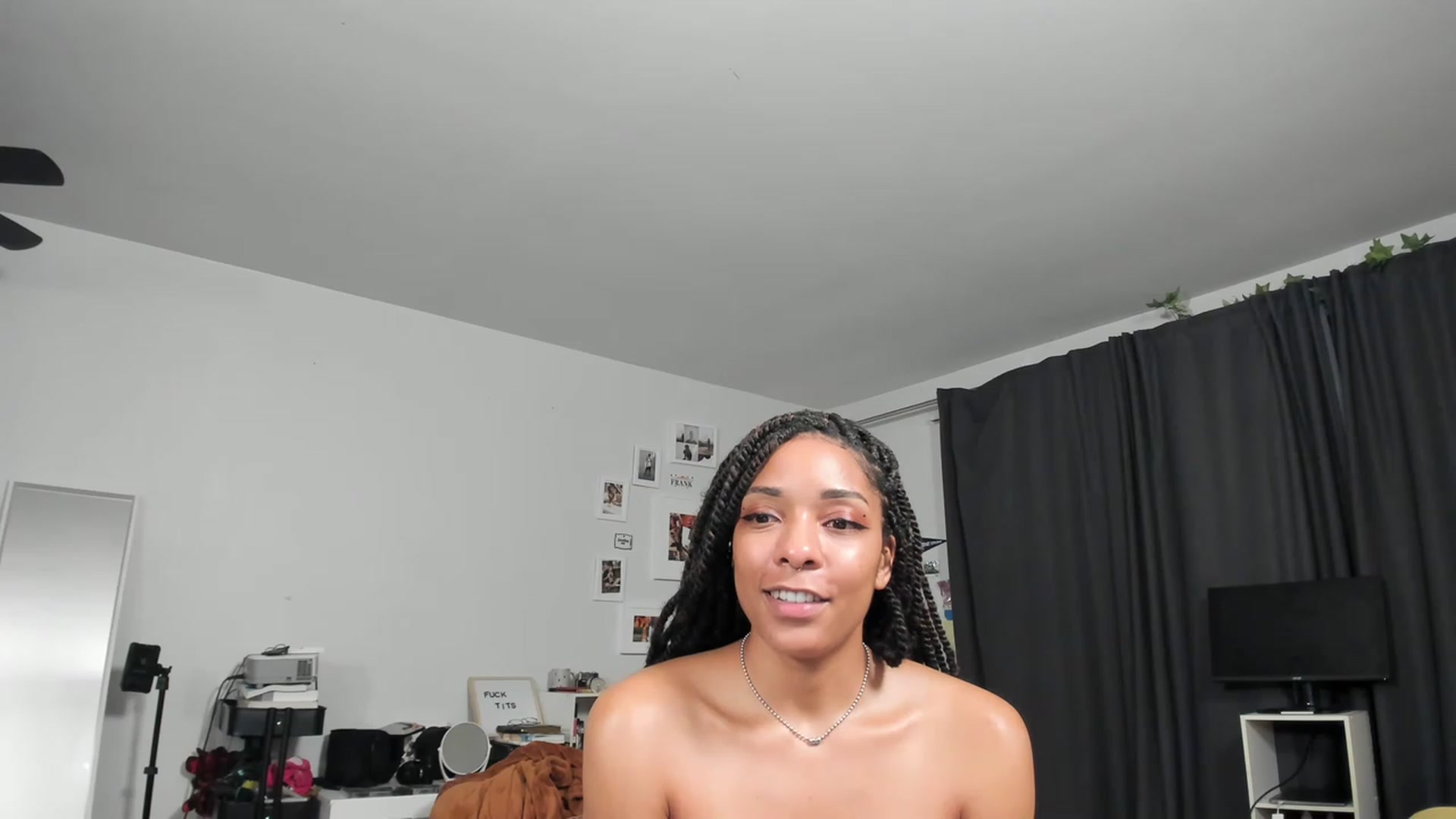 Gallery image thumbnail from Frankiiy_'s myfreecams stream on, 03/09/2023, 07:59 image 18 of 20