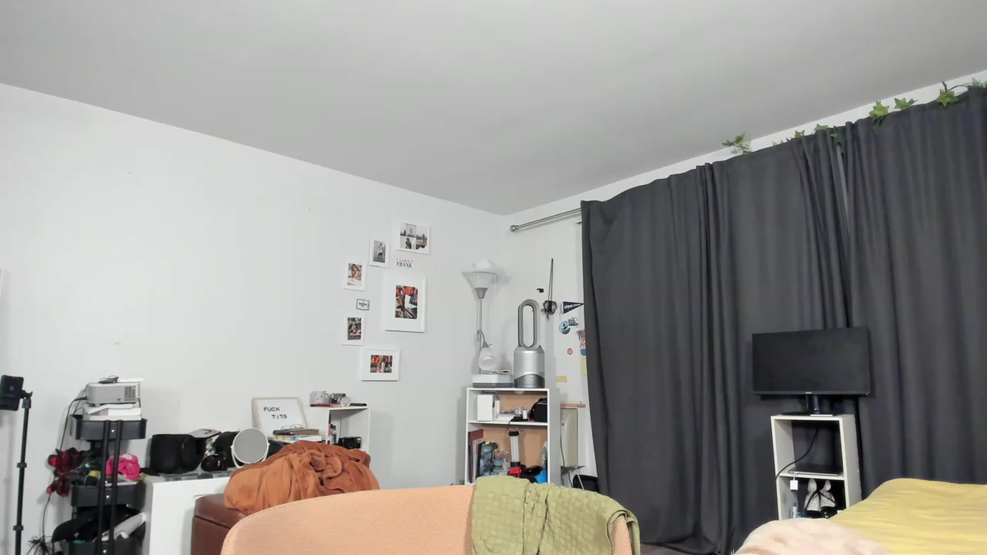 Gallery image thumbnail from Frankiiy_'s myfreecams stream on, 03/09/2023, 07:59 image 2 of 20