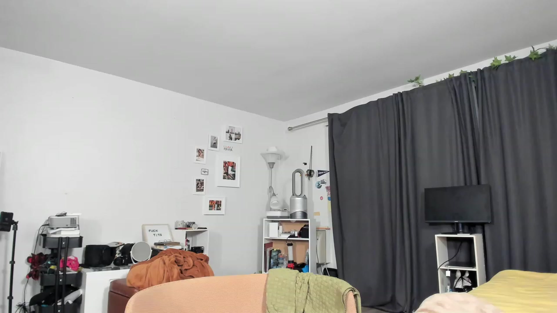 Gallery image thumbnail from Frankiiy_'s myfreecams stream on, 03/09/2023, 07:59 image 1 of 20