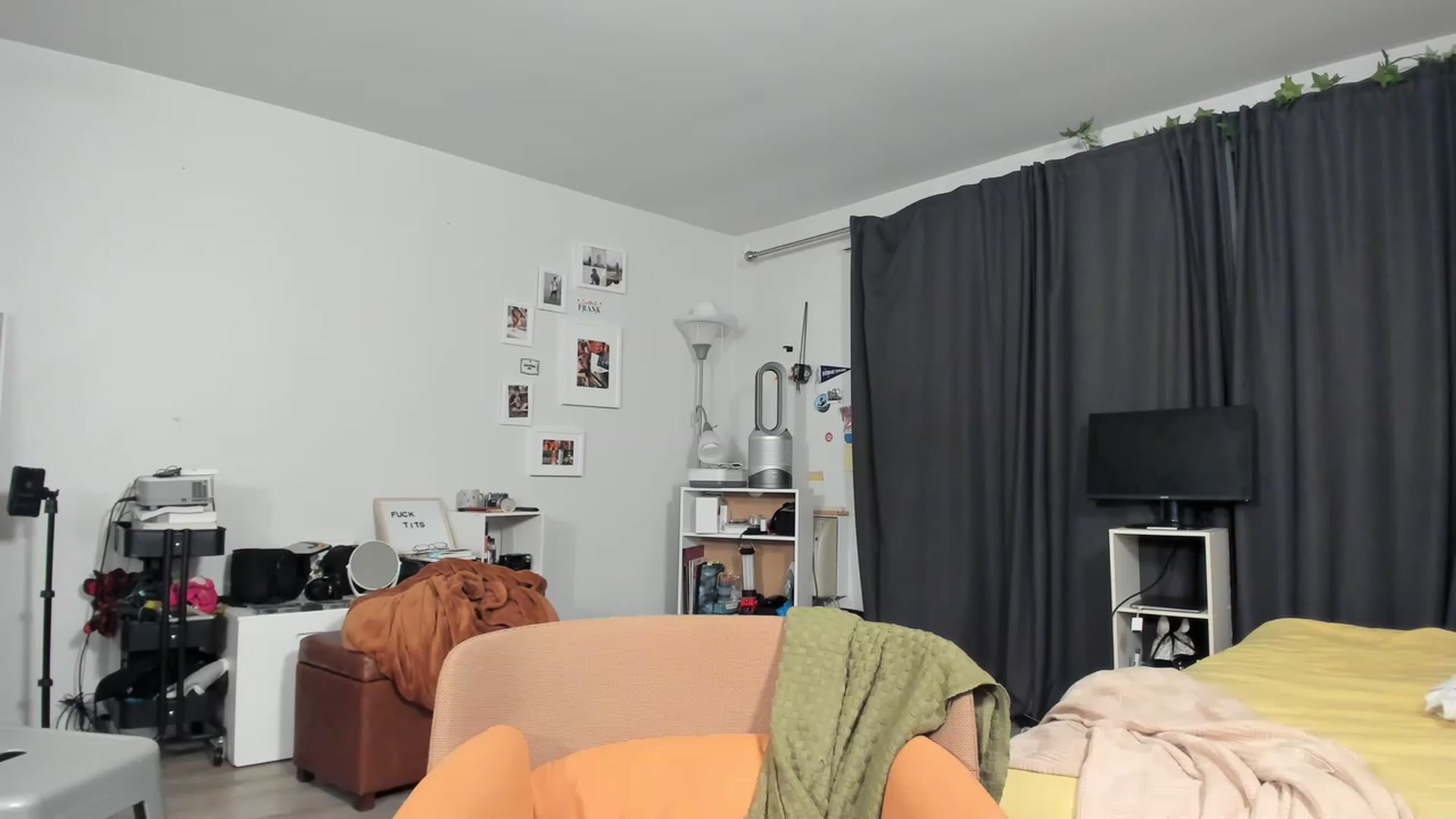Gallery image thumbnail from Frankiiy_'s myfreecams stream on, 03/09/2023, 08:19 image 15 of 20
