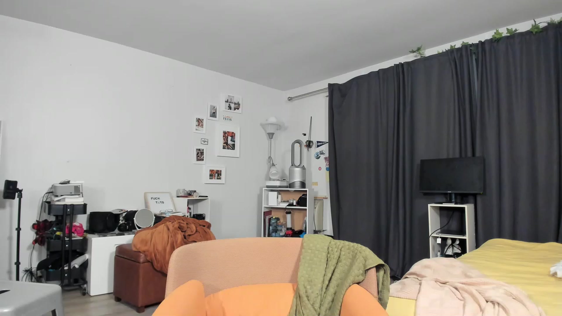 Gallery image thumbnail from Frankiiy_'s myfreecams stream on, 03/09/2023, 08:19 image 14 of 20