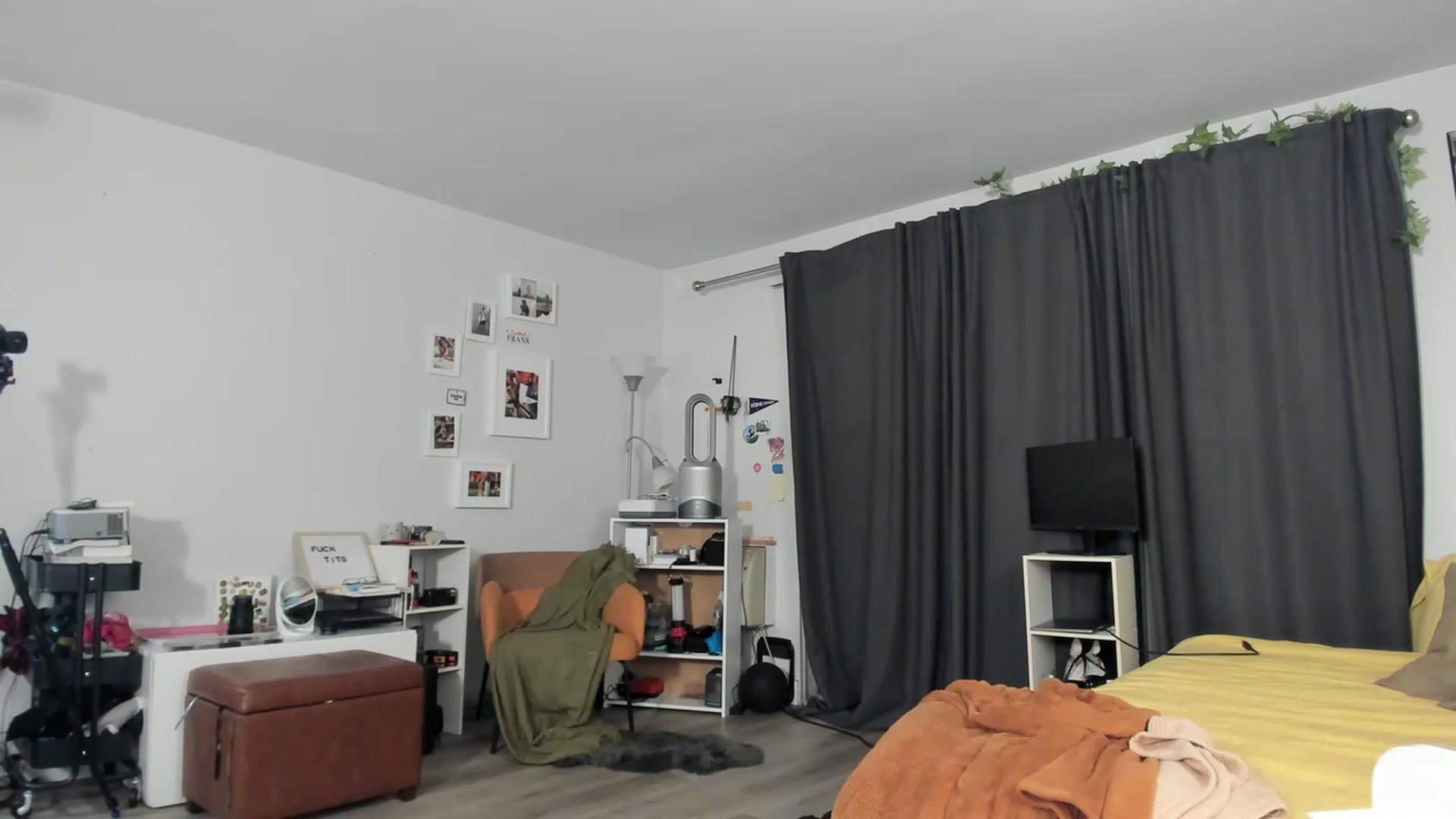 Gallery image thumbnail from Frankiiy_'s myfreecams stream on, 03/10/2023, 06:57 image 4 of 20