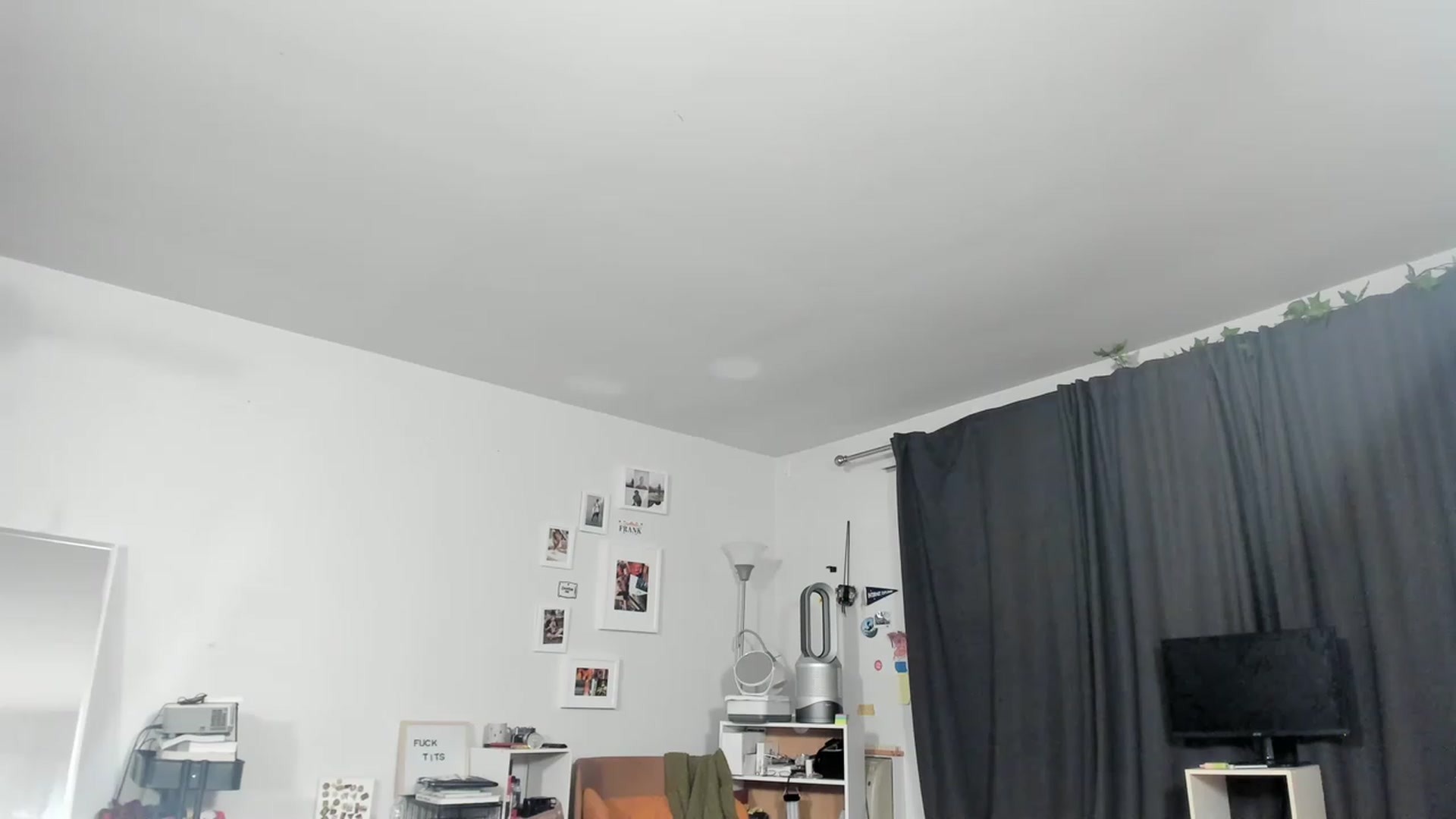 Gallery image thumbnail from Frankiiy_'s myfreecams stream on, 03/16/2023, 07:06 image 8 of 20