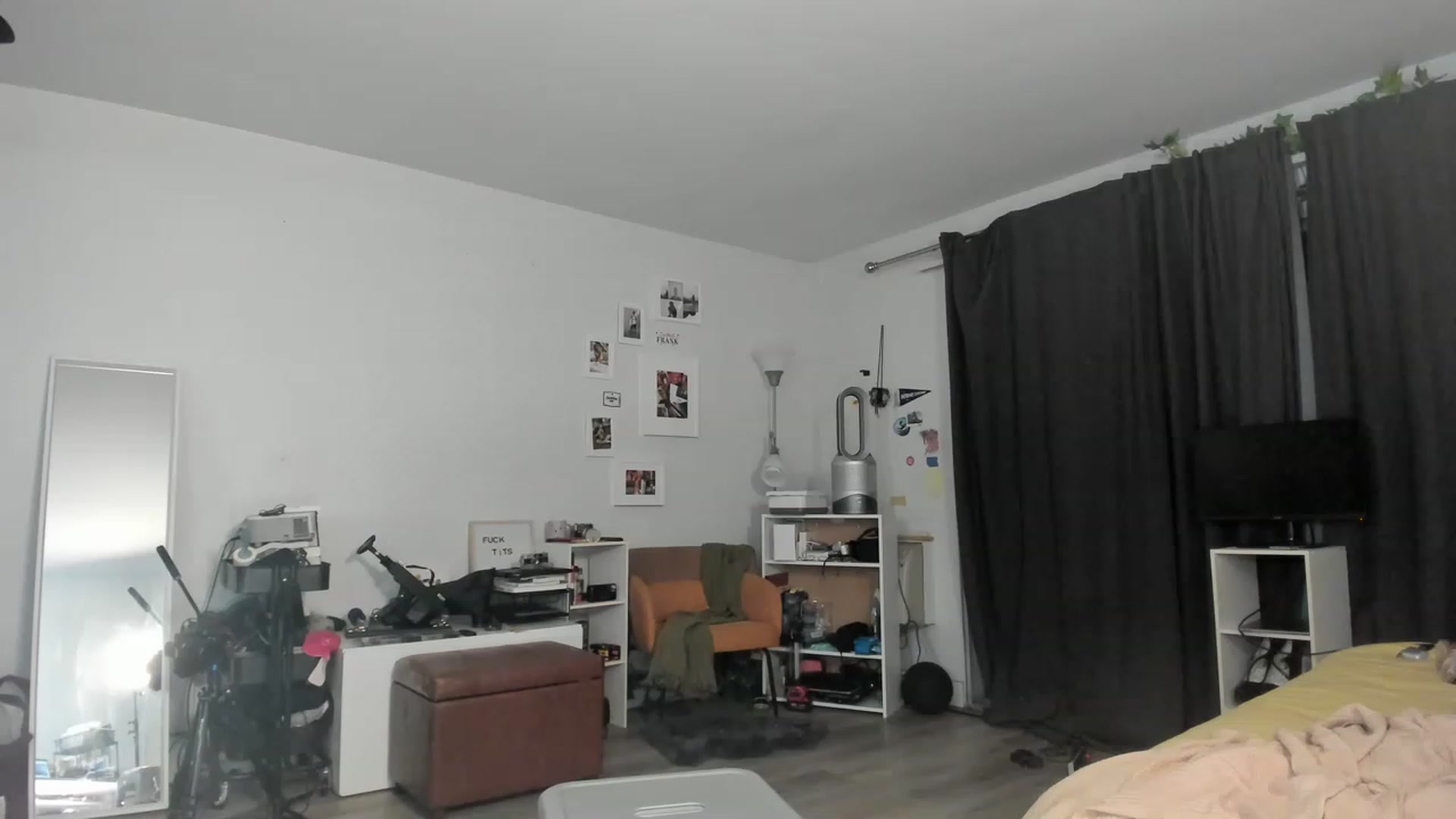 Gallery image thumbnail from Frankiiy_'s myfreecams stream on, 03/24/2023, 07:50 image 9 of 20