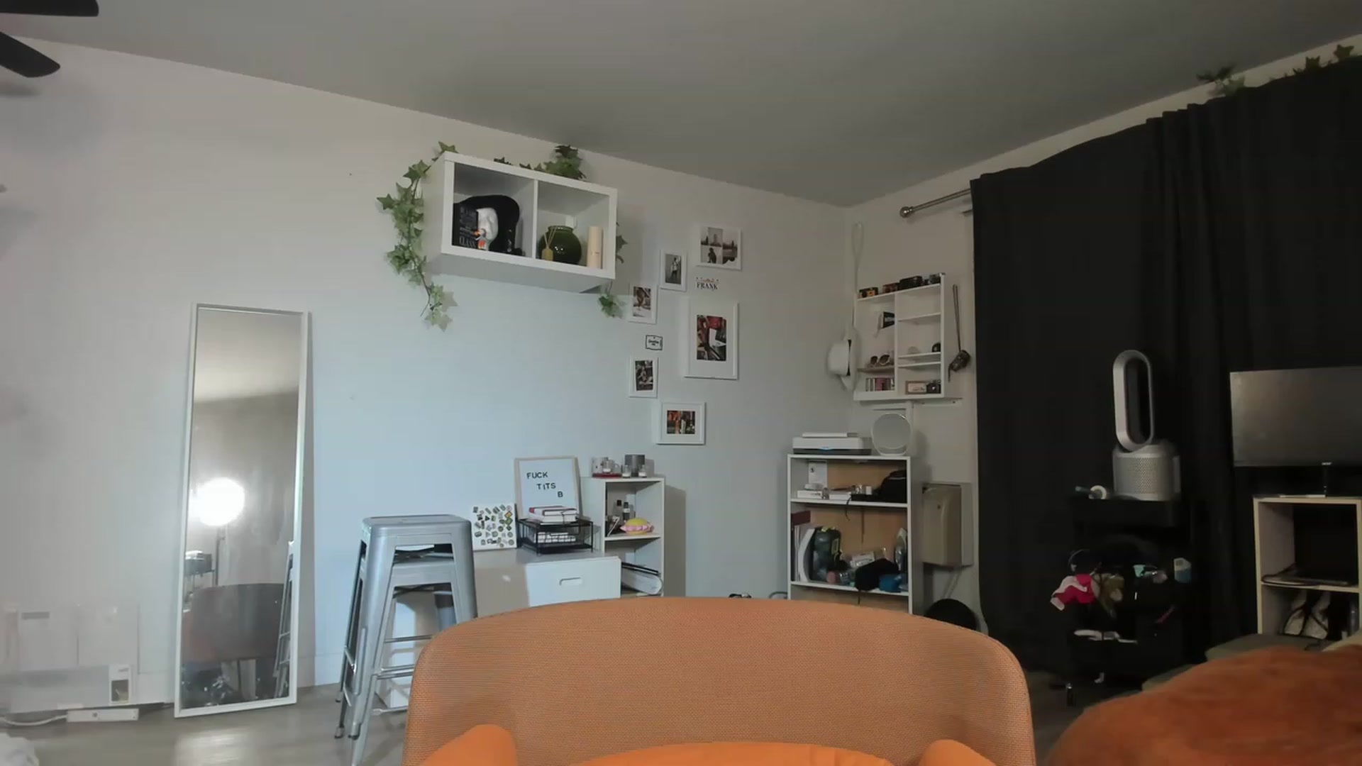 Gallery image thumbnail from Frankiiy_'s myfreecams stream on, 04/13/2023, 05:59 image 12 of 20
