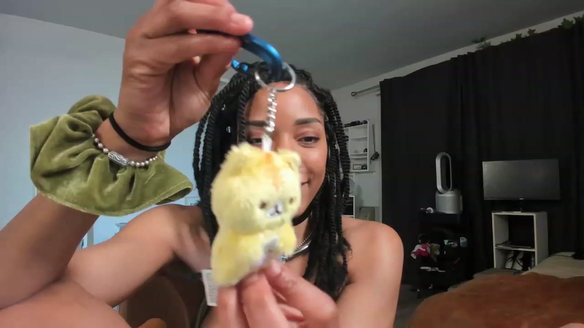 Gallery image thumbnail from Frankiiy_'s myfreecams stream on, 04/13/2023, 05:59 image 8 of 20