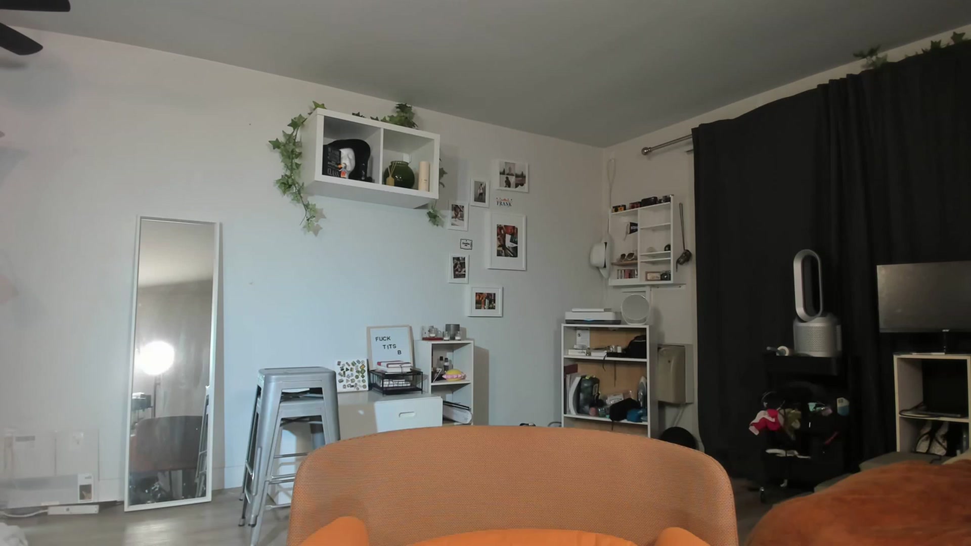 Gallery image thumbnail from Frankiiy_'s myfreecams stream on, 04/13/2023, 05:59 image 11 of 20