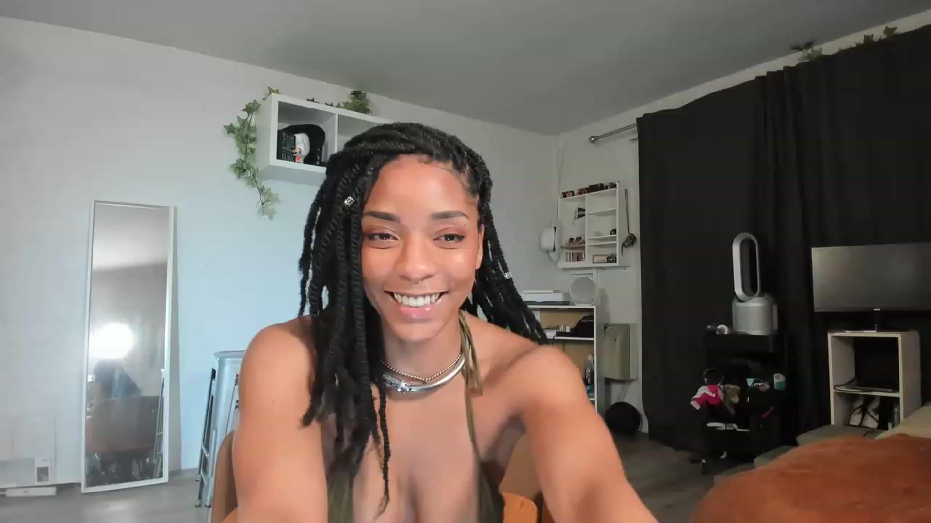 Gallery image thumbnail from Frankiiy_'s myfreecams stream on, 04/13/2023, 07:14 image 1 of 20