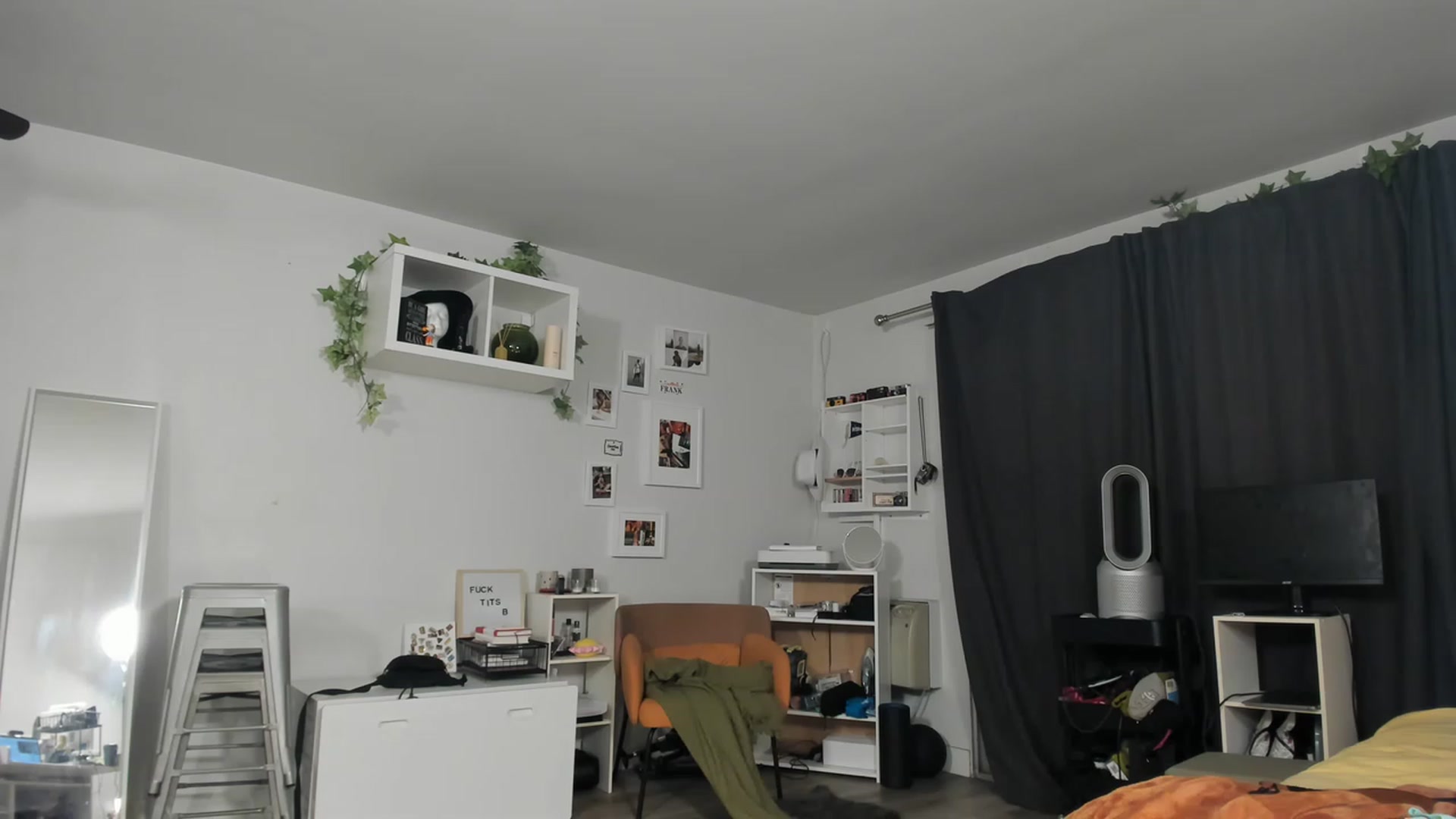Gallery image thumbnail from Frankiiy_'s myfreecams stream on, 04/21/2023, 09:18 image 8 of 20