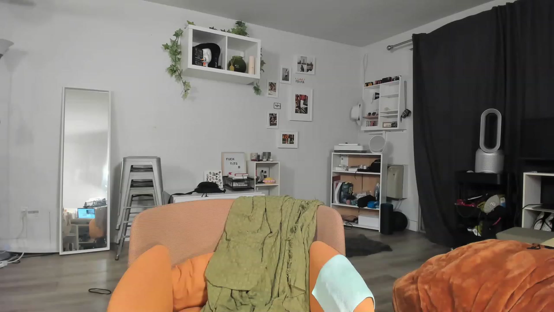 Gallery image thumbnail from Frankiiy_'s myfreecams stream on, 04/21/2023, 09:18 image 13 of 20
