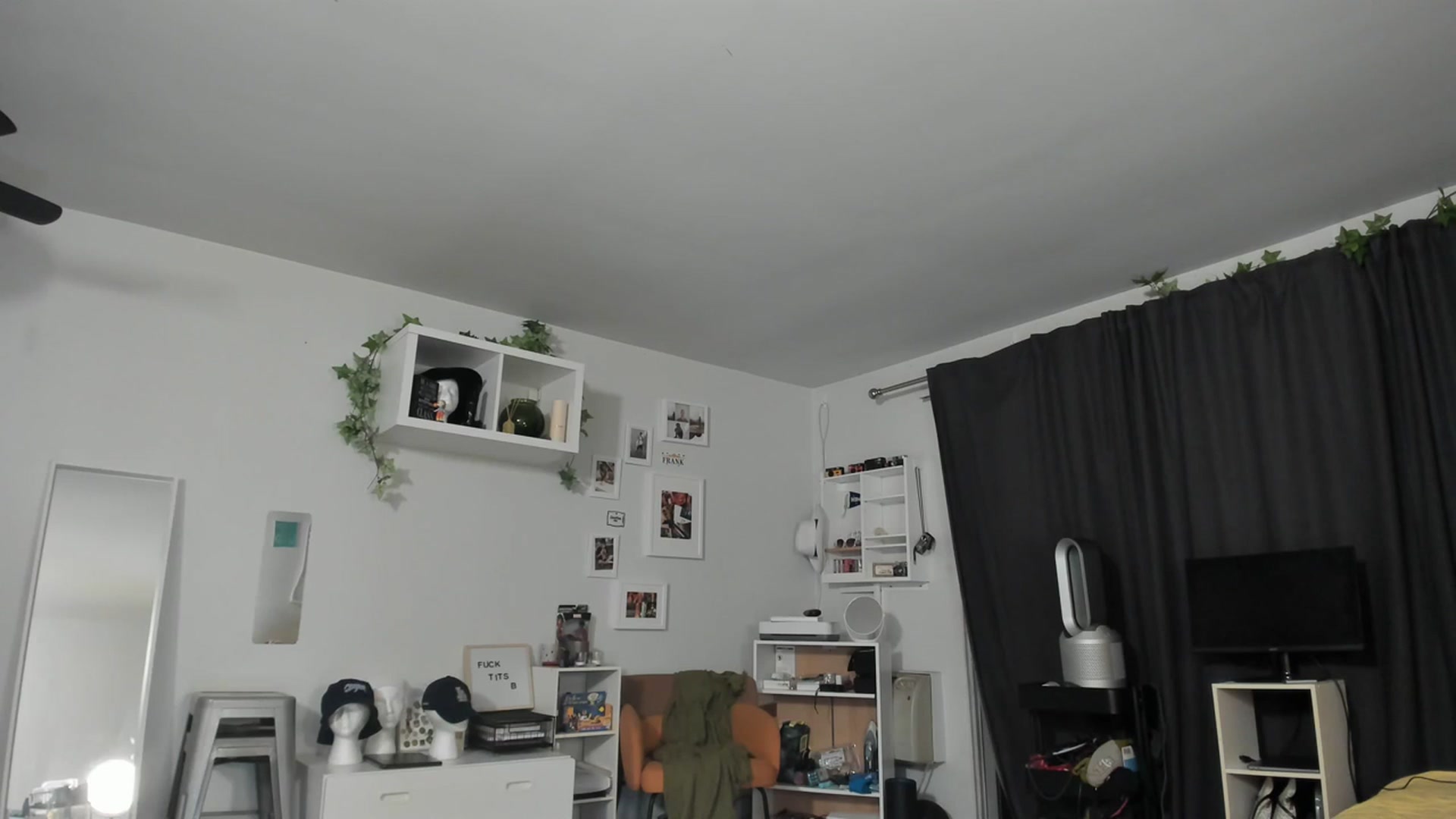 Gallery image thumbnail from Frankiiy_'s myfreecams stream on, 05/01/2023, 05:00 image 10 of 20