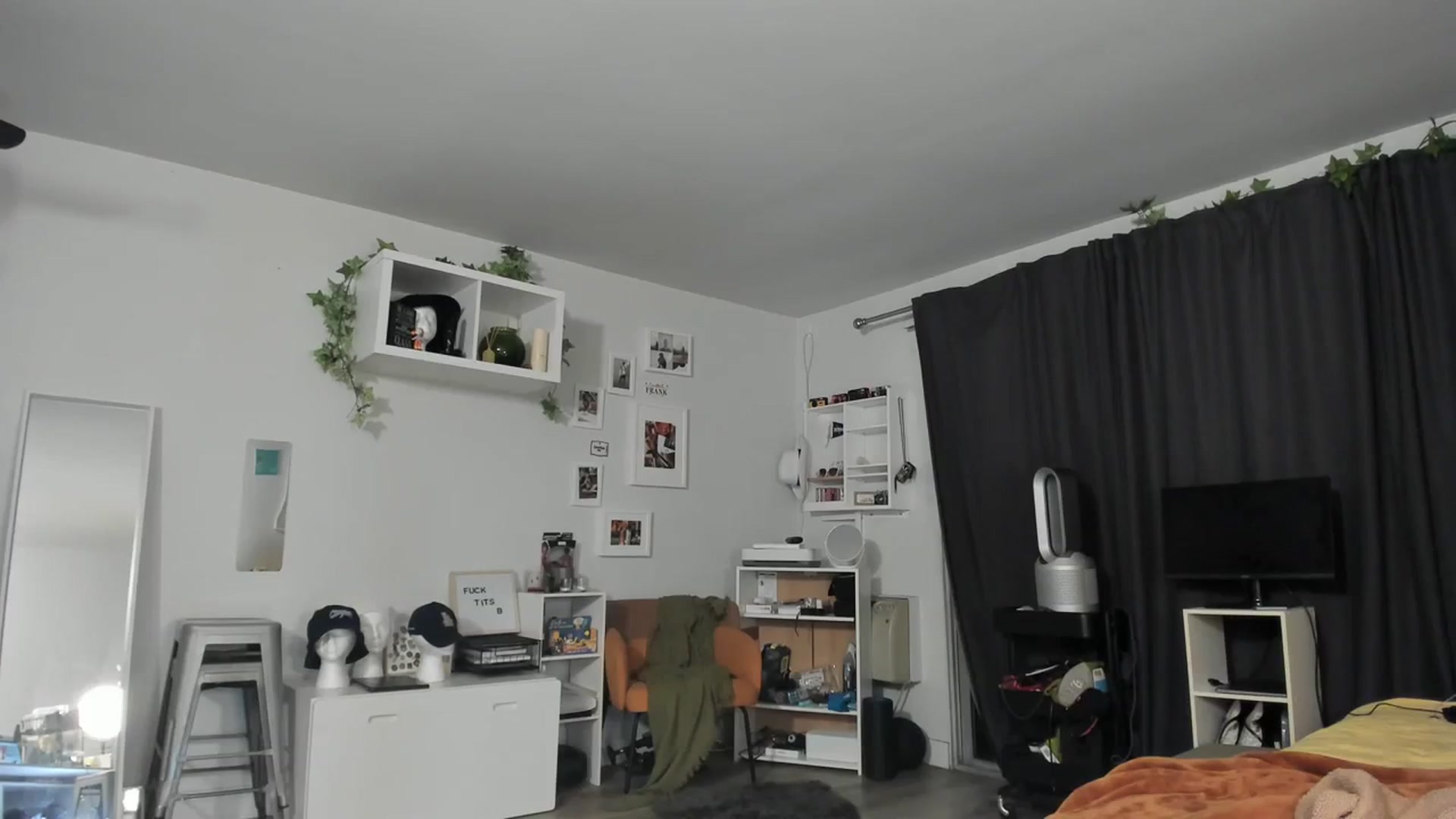 Gallery image thumbnail from Frankiiy_'s myfreecams stream on, 05/01/2023, 05:00 image 20 of 20