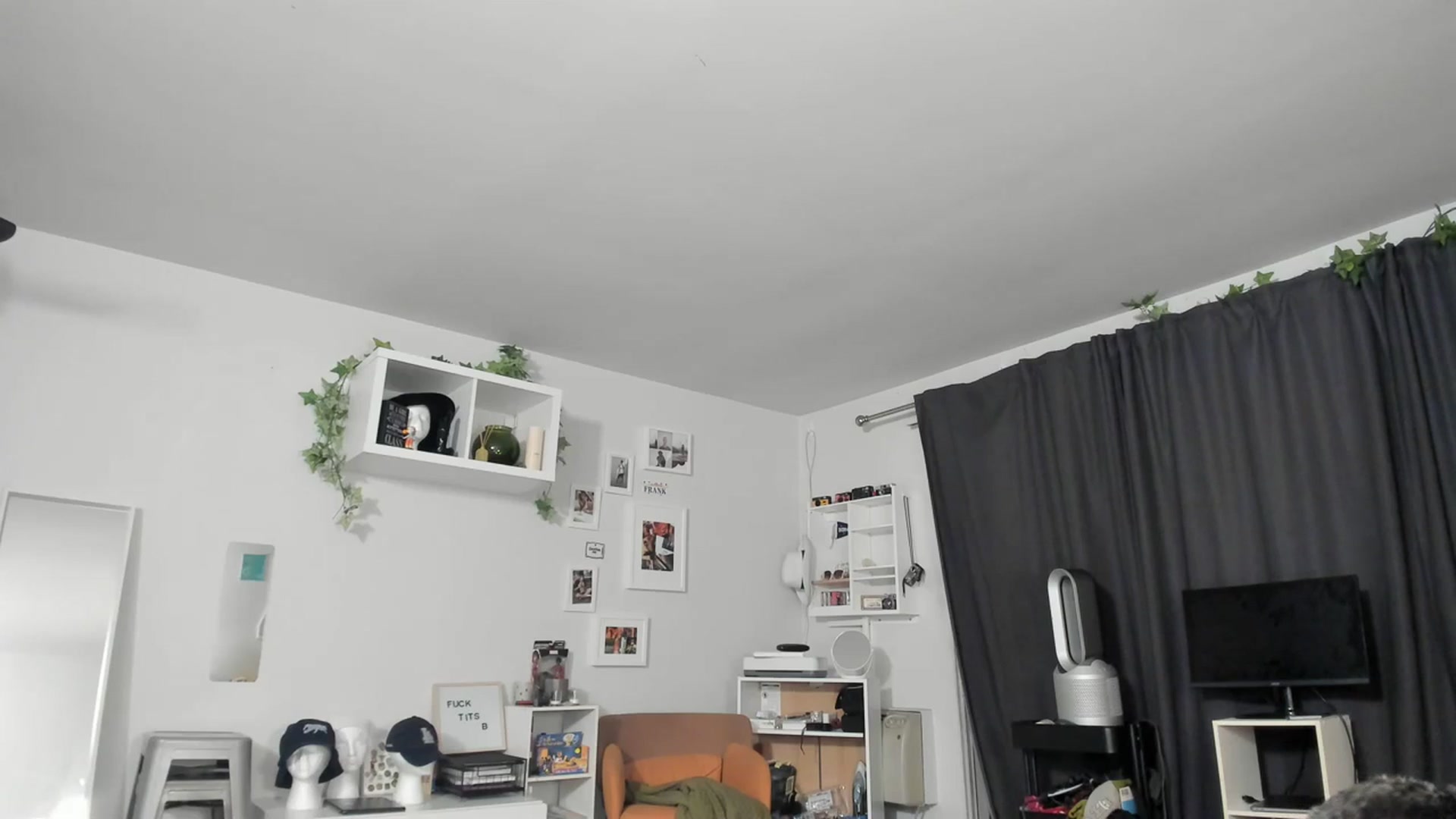 Gallery image thumbnail from Frankiiy_'s myfreecams stream on, 05/01/2023, 06:10 image 16 of 20
