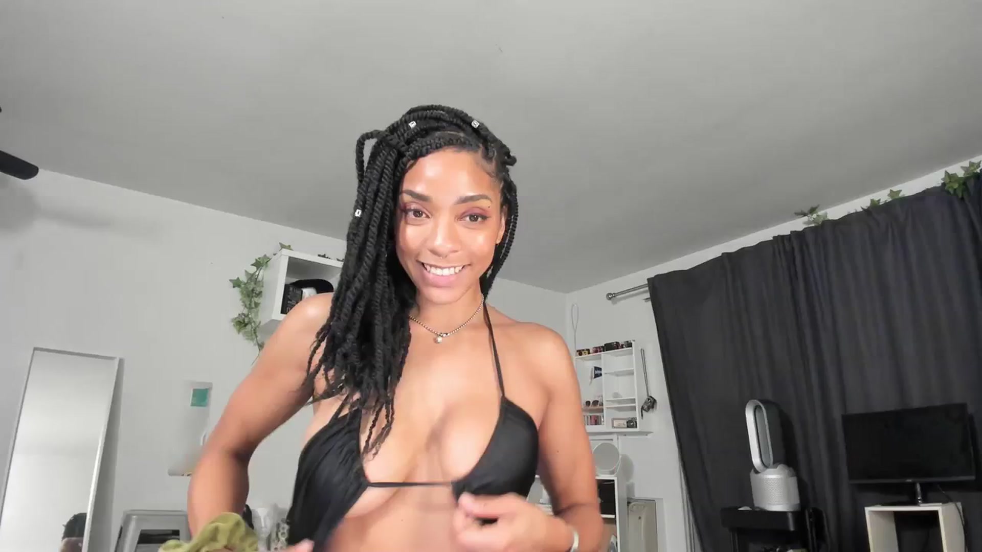 Gallery image thumbnail from Frankiiy_'s myfreecams stream on, 05/01/2023, 06:10 image 1 of 20