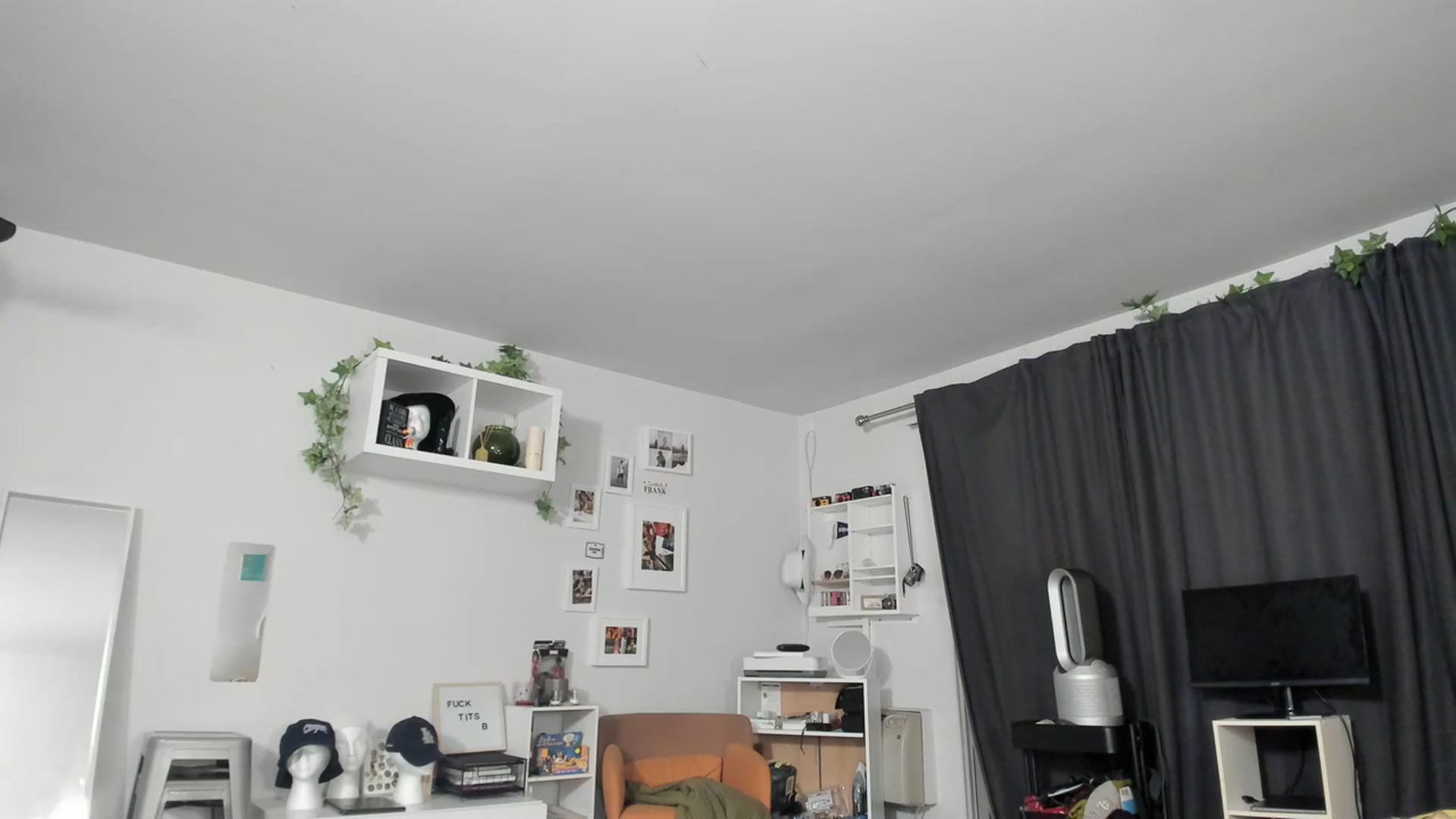 Gallery image thumbnail from Frankiiy_'s myfreecams stream on, 05/01/2023, 06:10 image 17 of 20