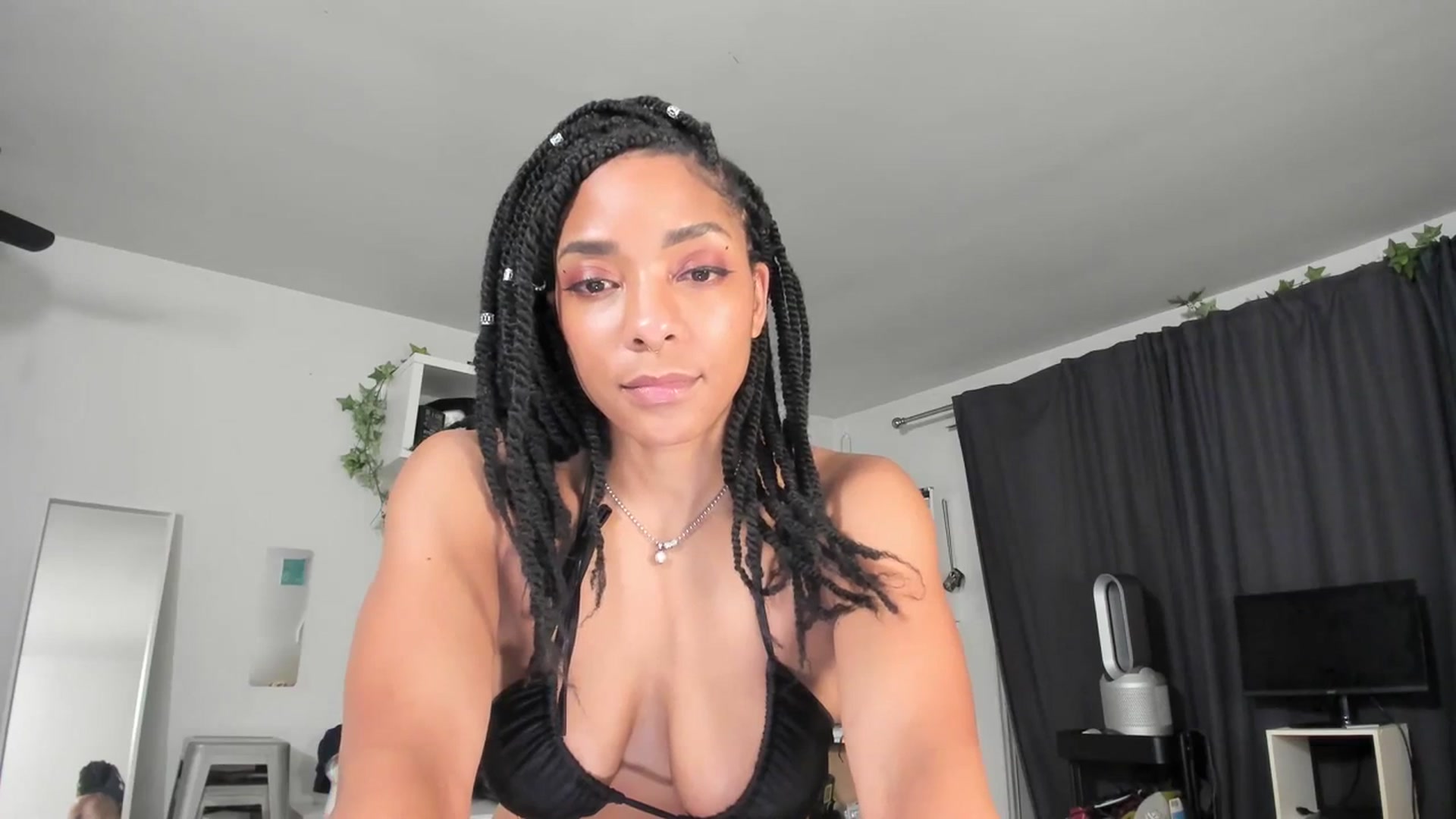 Gallery image thumbnail from Frankiiy_'s myfreecams stream on, 05/01/2023, 06:10 image 4 of 20