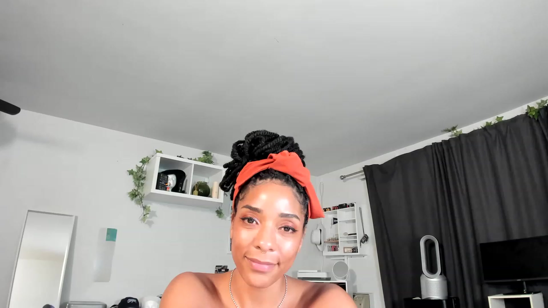 Gallery image thumbnail from Frankiiy_'s myfreecams stream on, 05/04/2023, 08:34 image 18 of 20