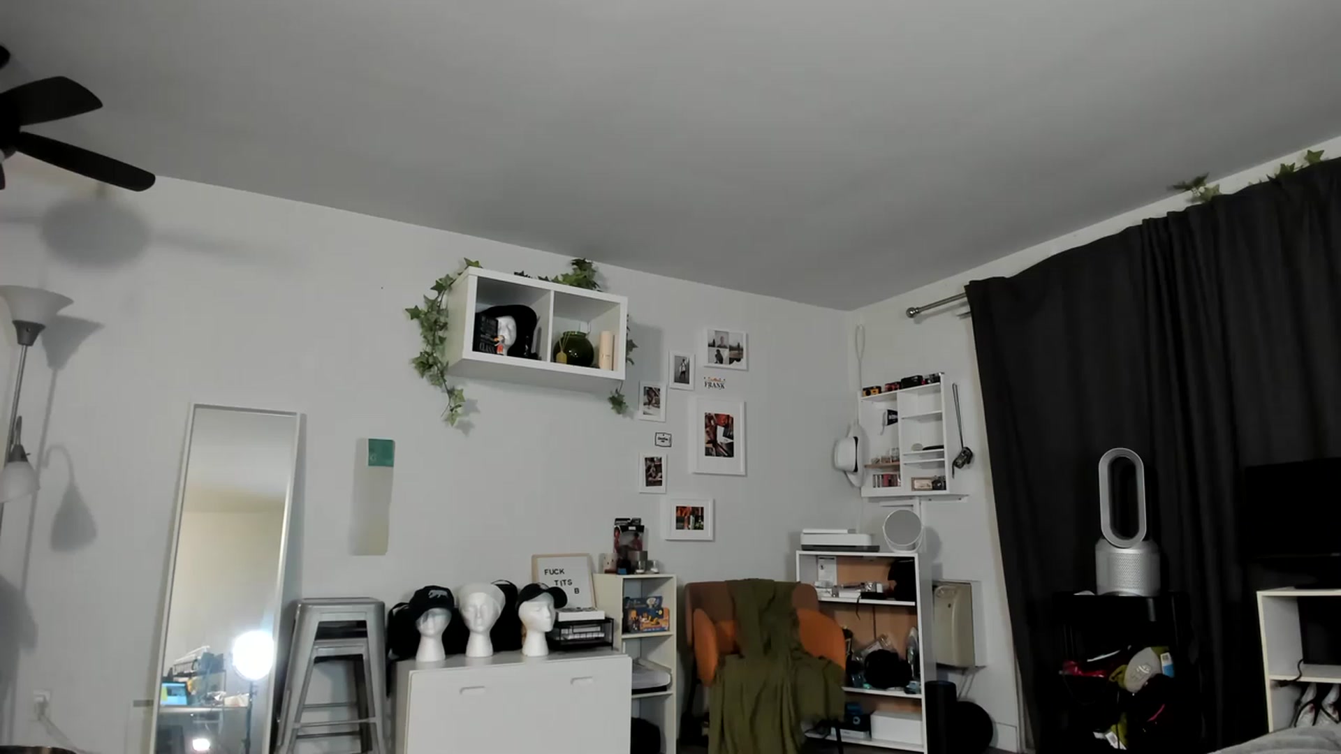 Gallery image thumbnail from Frankiiy_'s myfreecams stream on, 05/04/2023, 08:34 image 5 of 20